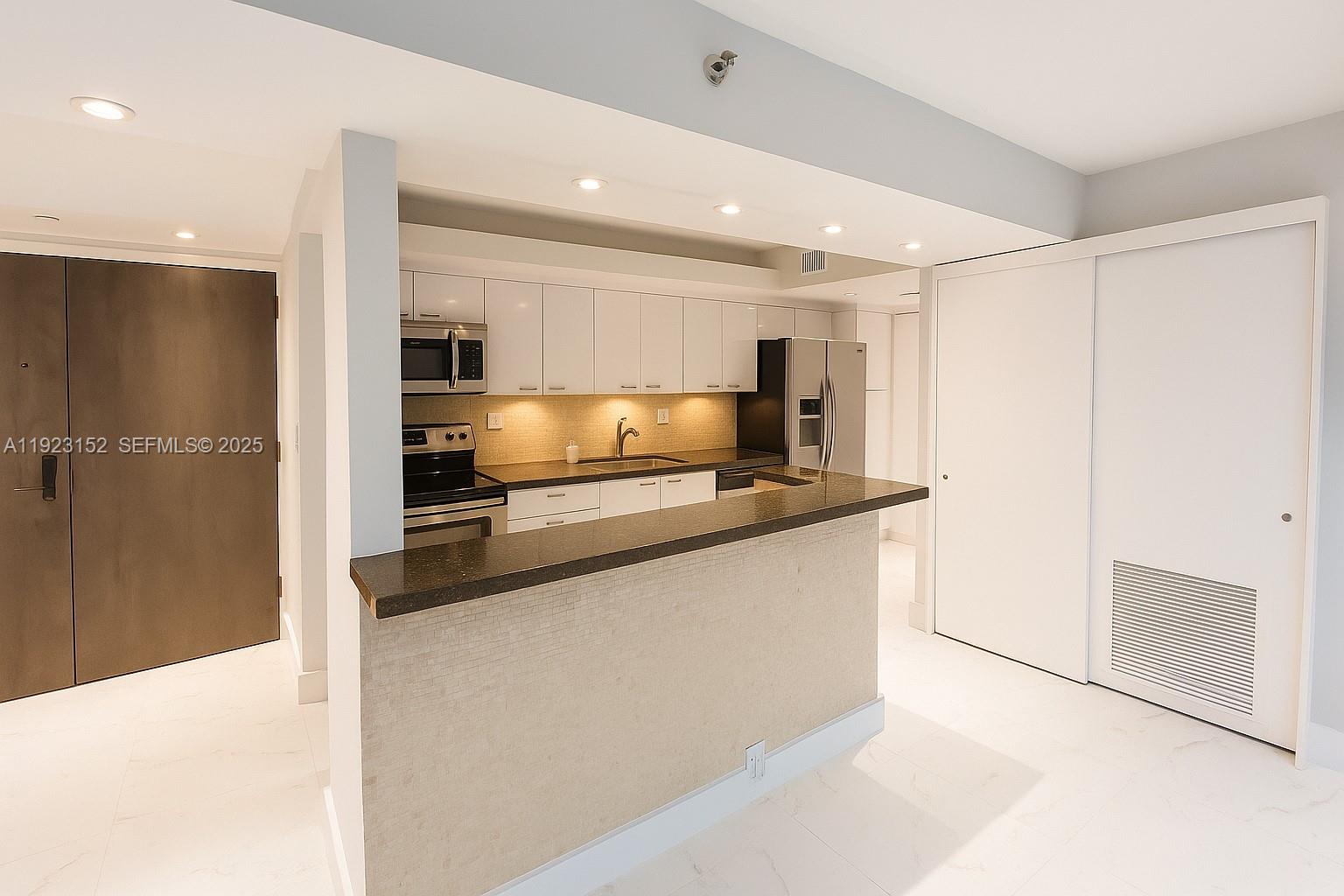 3411 Indian Crk Dr #402