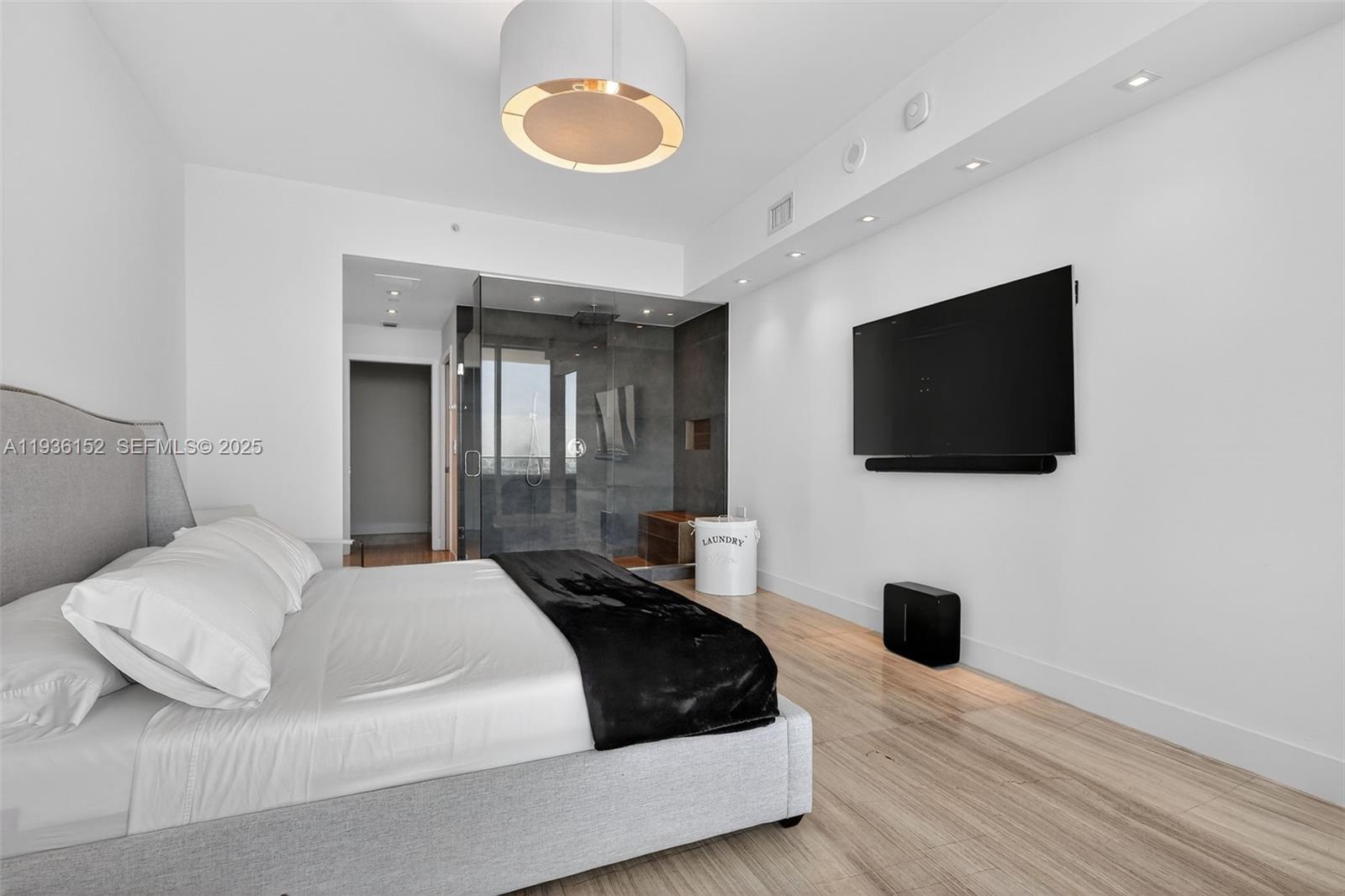 image Paramount Bay11