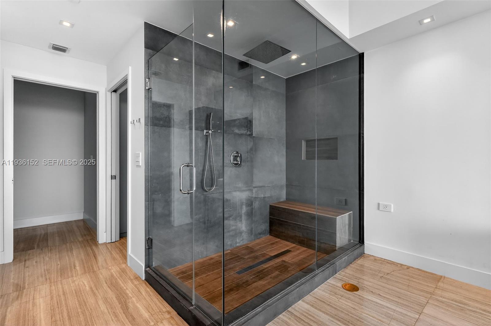 image Paramount Bay13