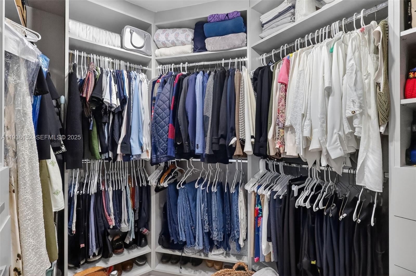 image Paramount Bay17