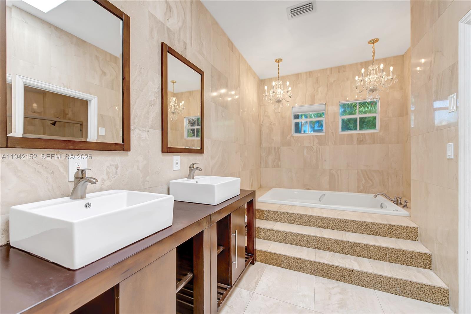 224 S Coconut Ln Miami Beach, FL 33139