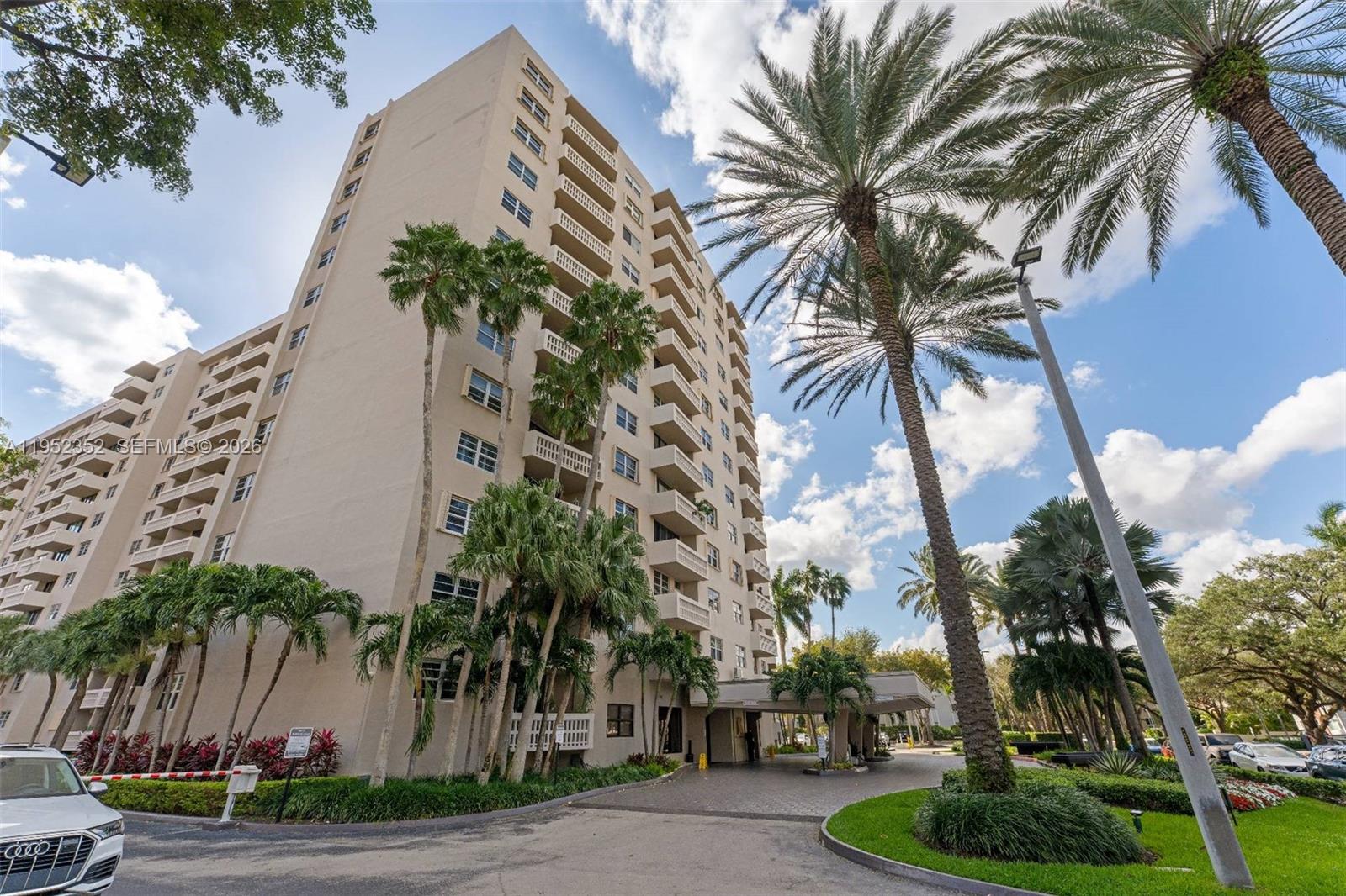 90 Edgewater Dr #1120 Coral Gables, FL 33133
