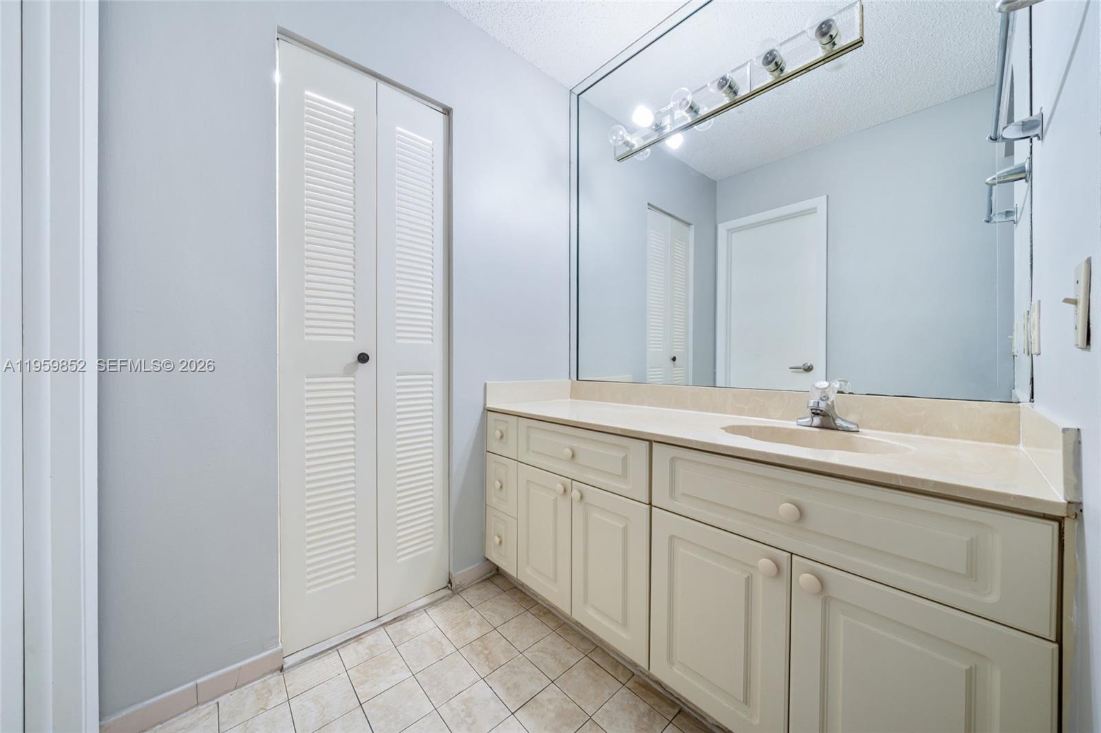 2755 W 74th St Hialeah, FL 33016