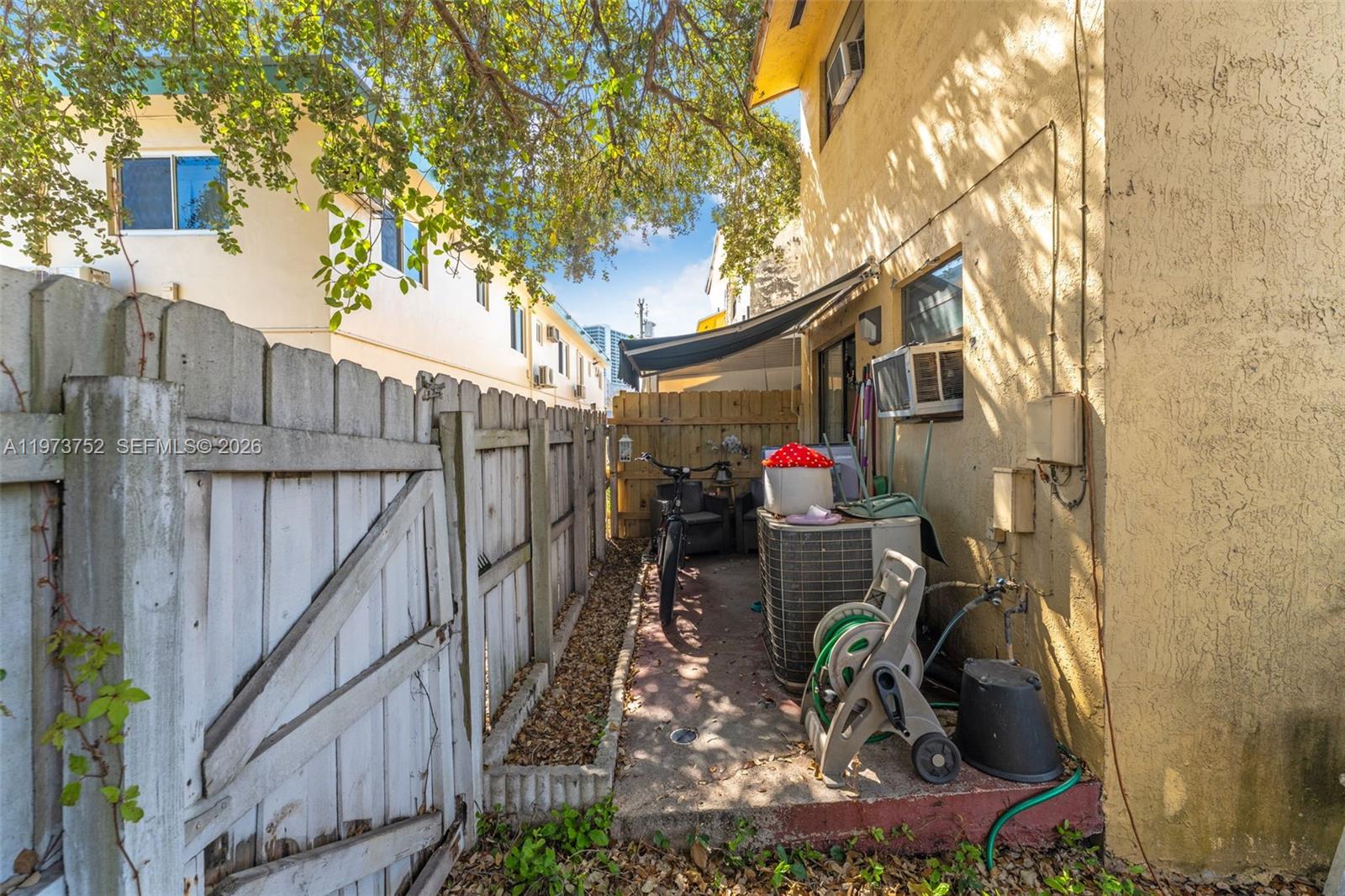 1613 NW 16th St #E Miami, FL 33125