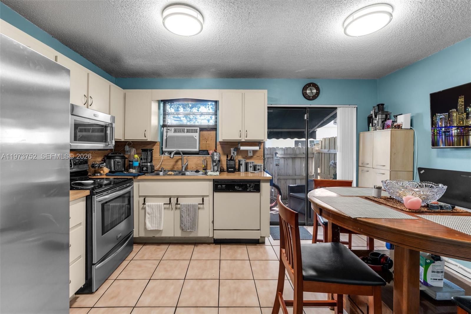 1613 NW 16th St #E Miami, FL 33125