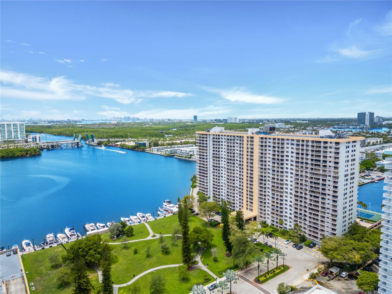 image Winston Towers 7002