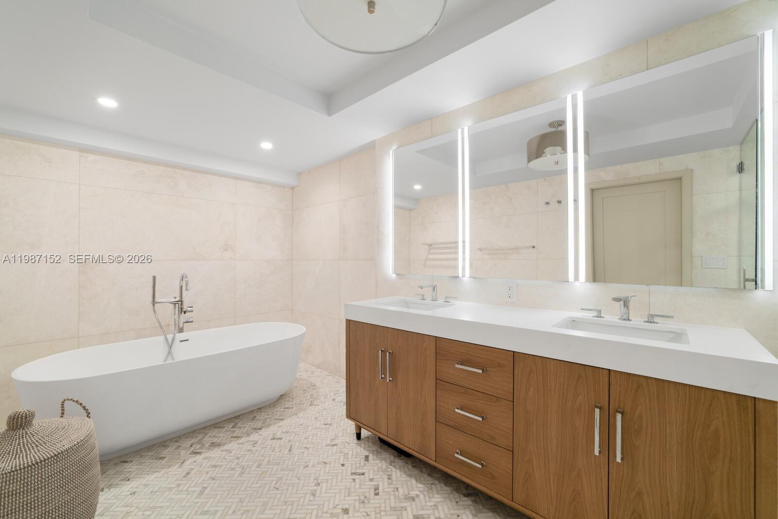 5600 Collins Ave #D Miami Beach, FL 33140