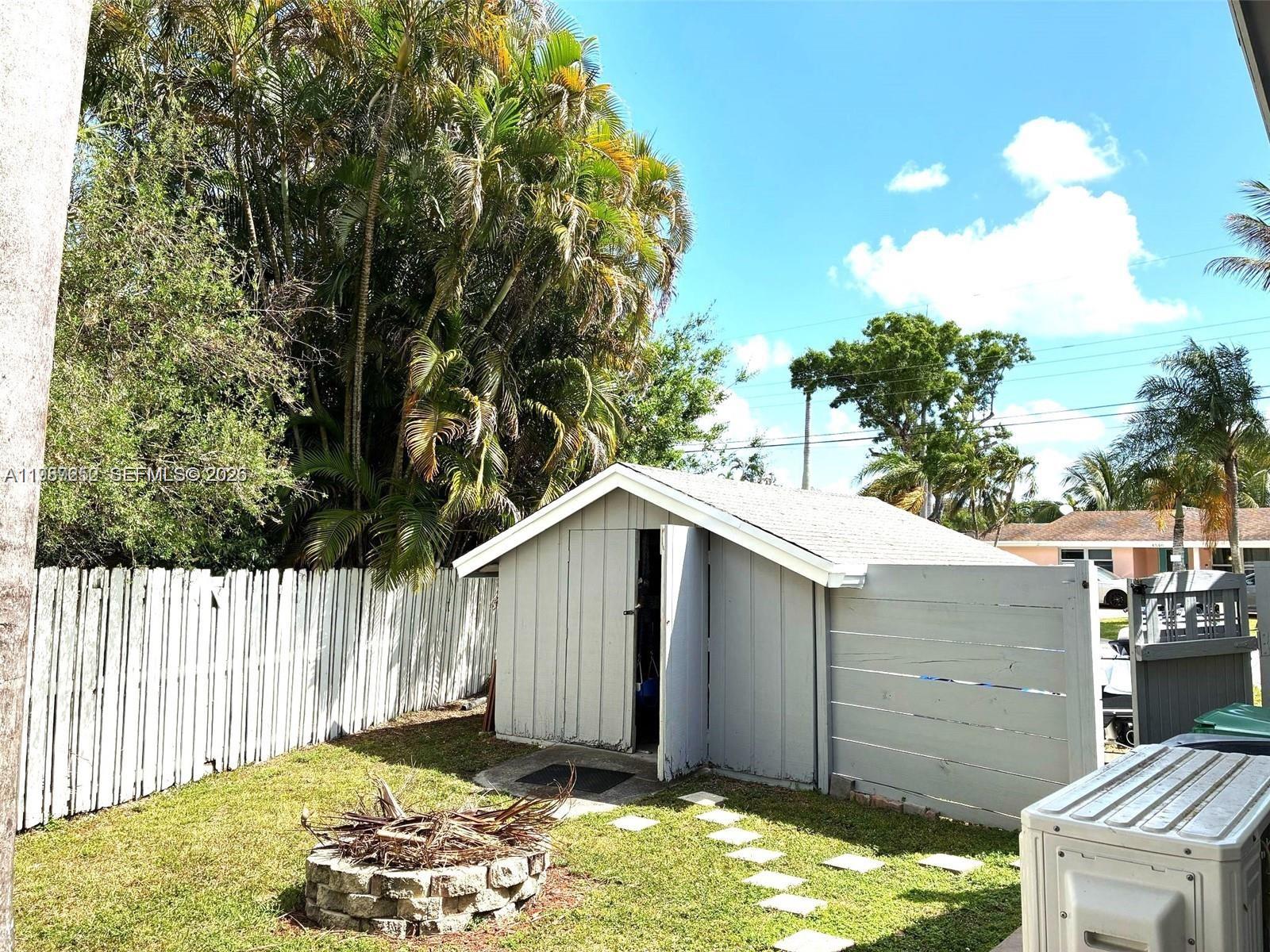 4541 SW 28th Ter Dania Beach, FL 33312