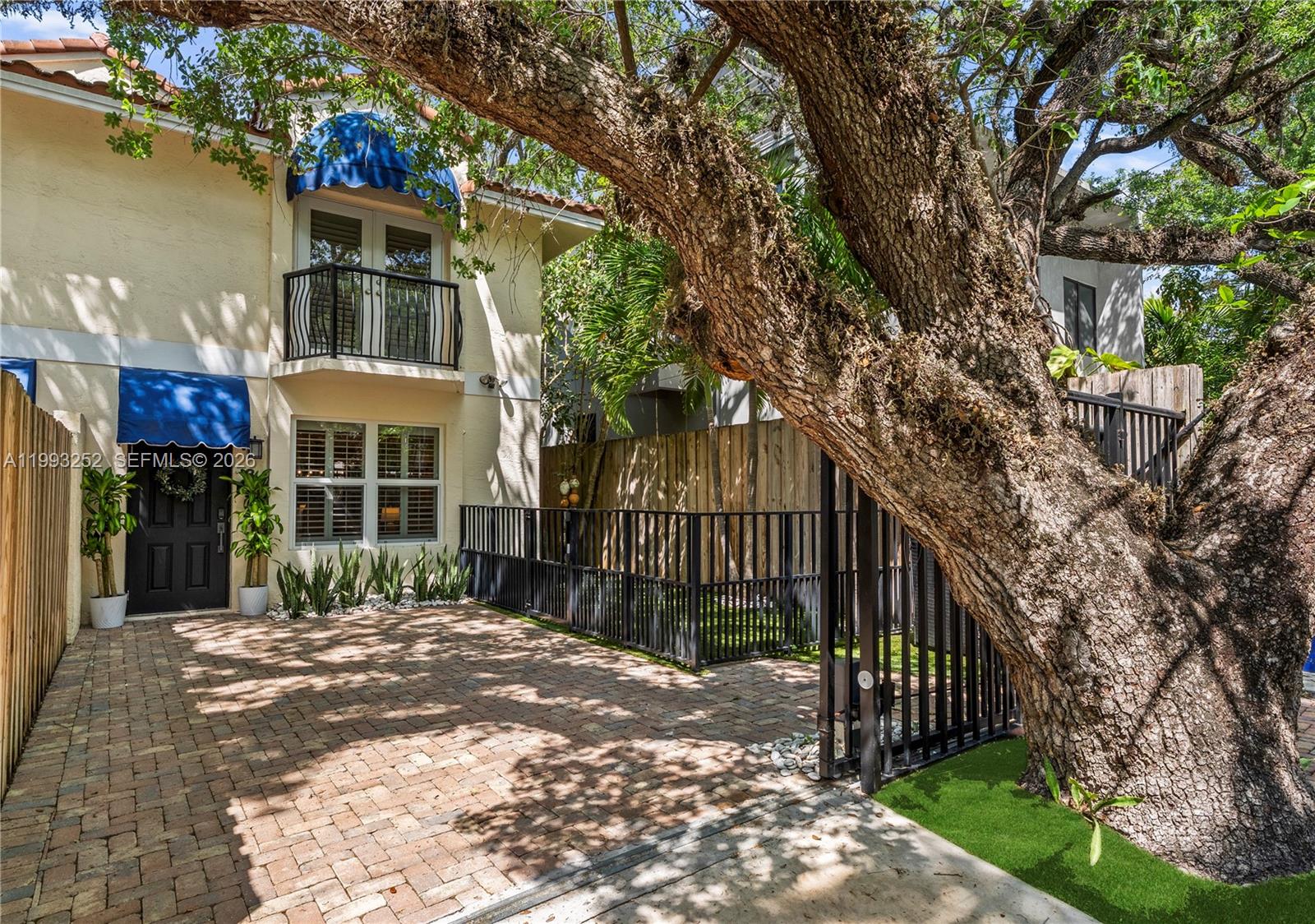 3274 Gifford Ln Miami, FL 33133