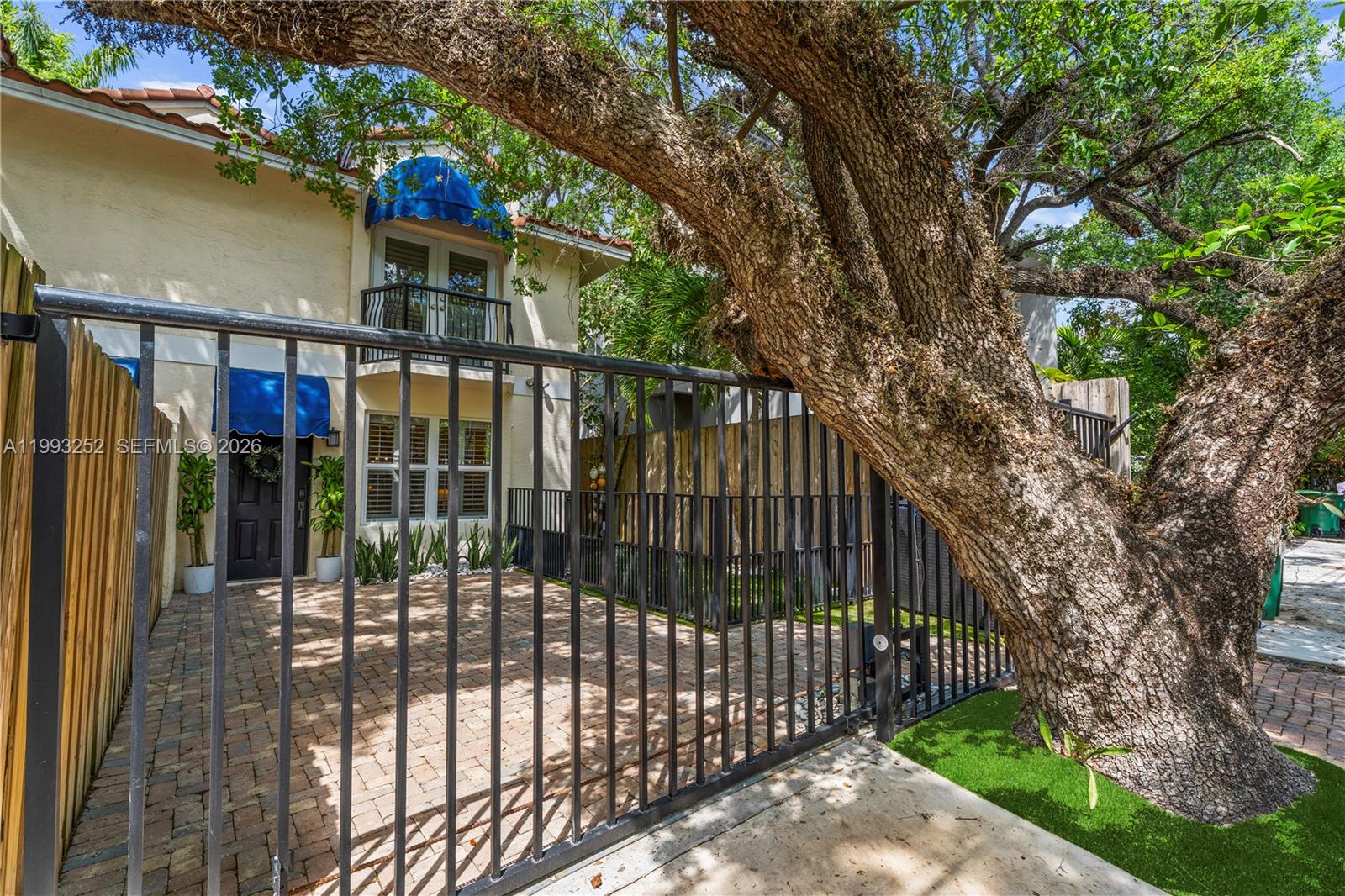 3274 Gifford Ln Miami, FL 33133