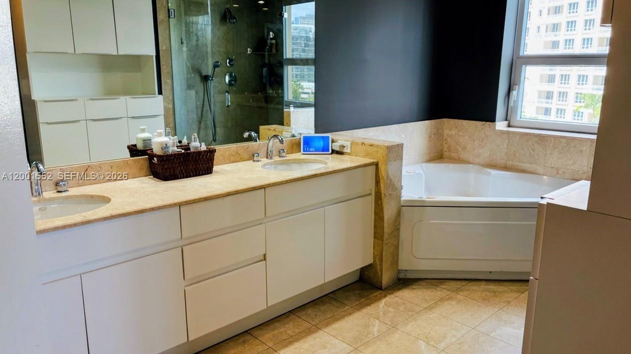 848 Brickell Key Dr #806 Miami, FL 33131