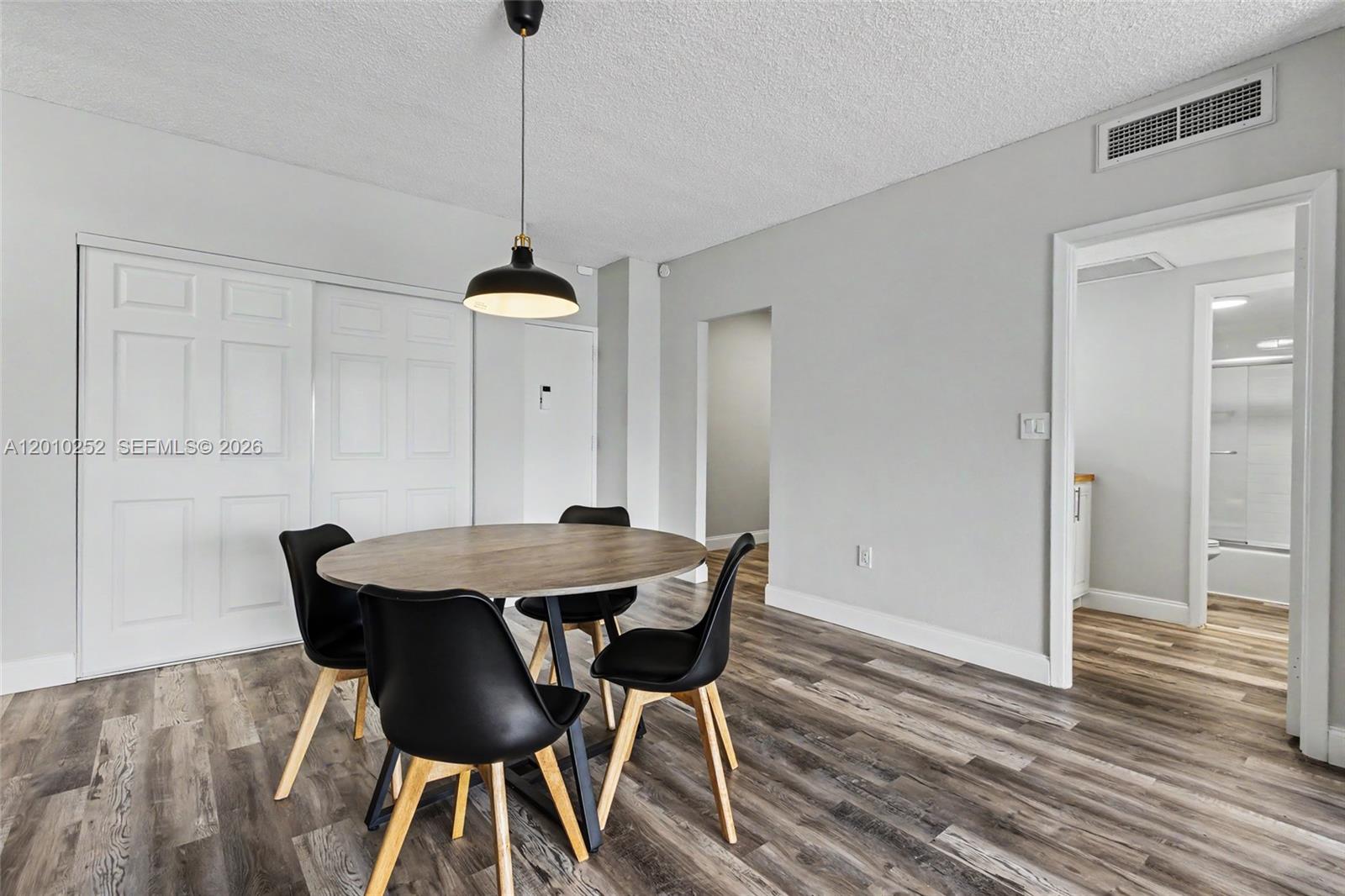 image Arlen House West8