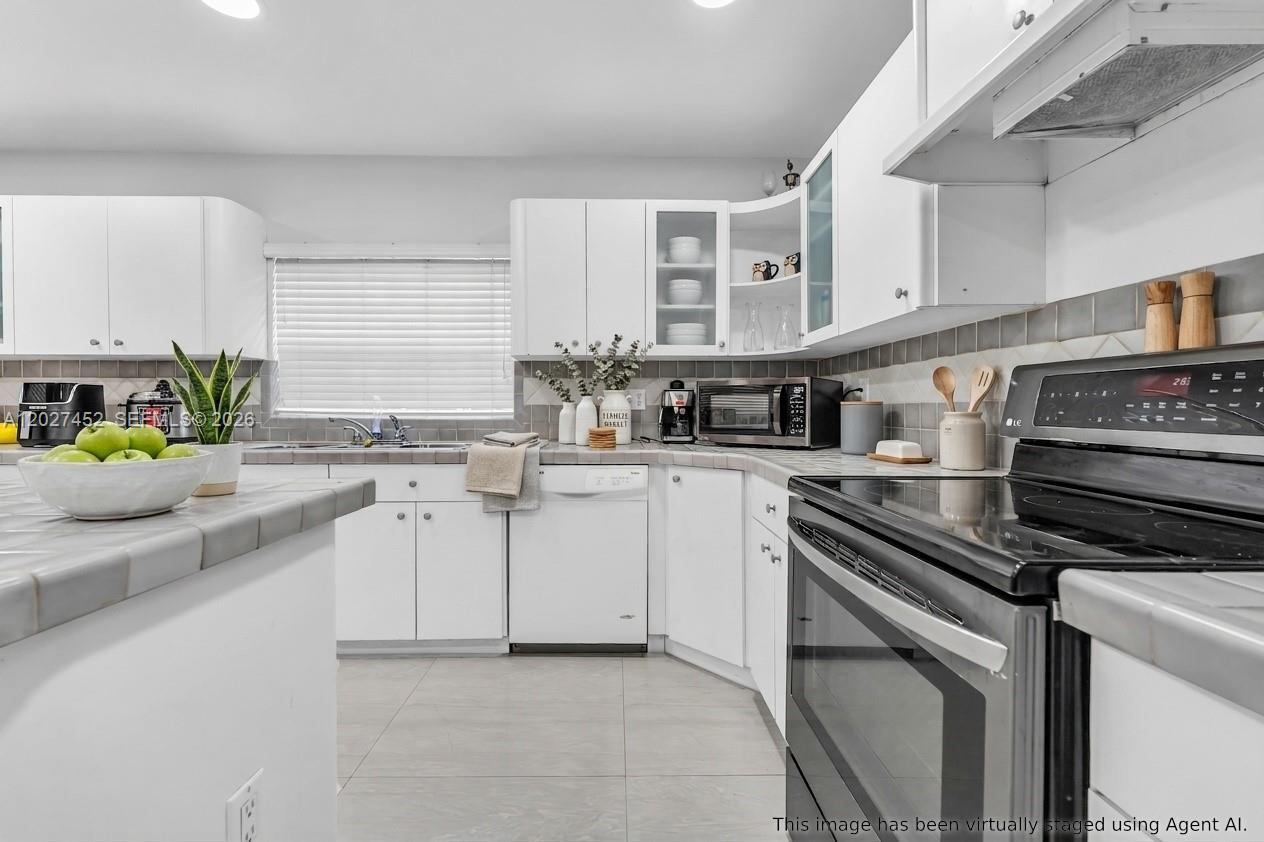 6284 SW 26th St Miami, FL 33155