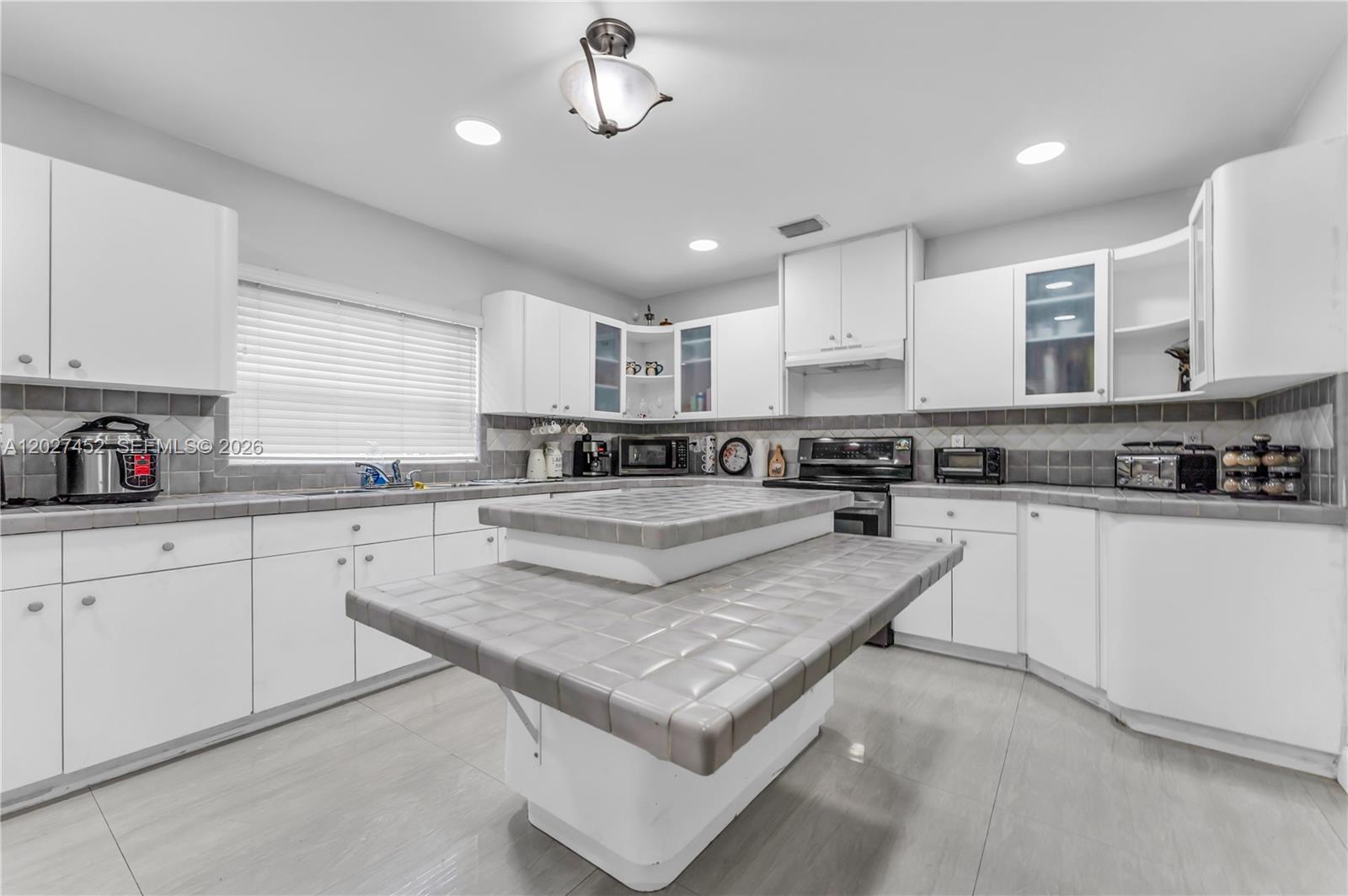 6284 SW 26th St Miami, FL 33155