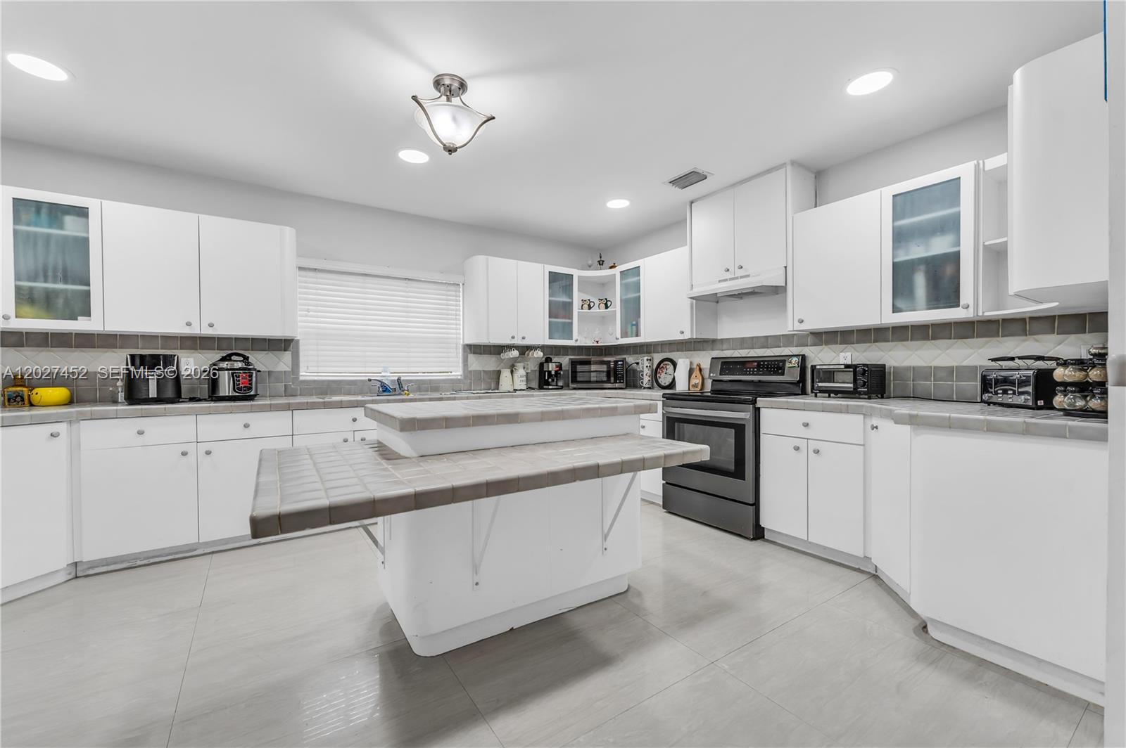 6284 SW 26th St Miami, FL 33155