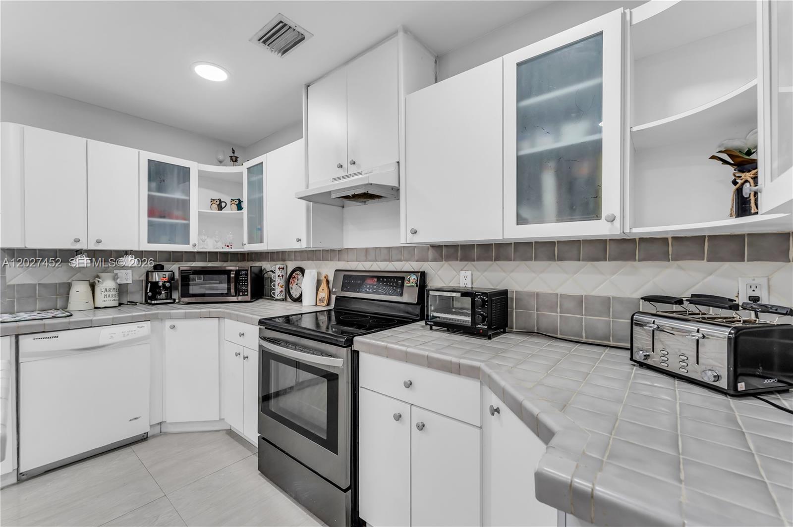 6284 SW 26th St Miami, FL 33155