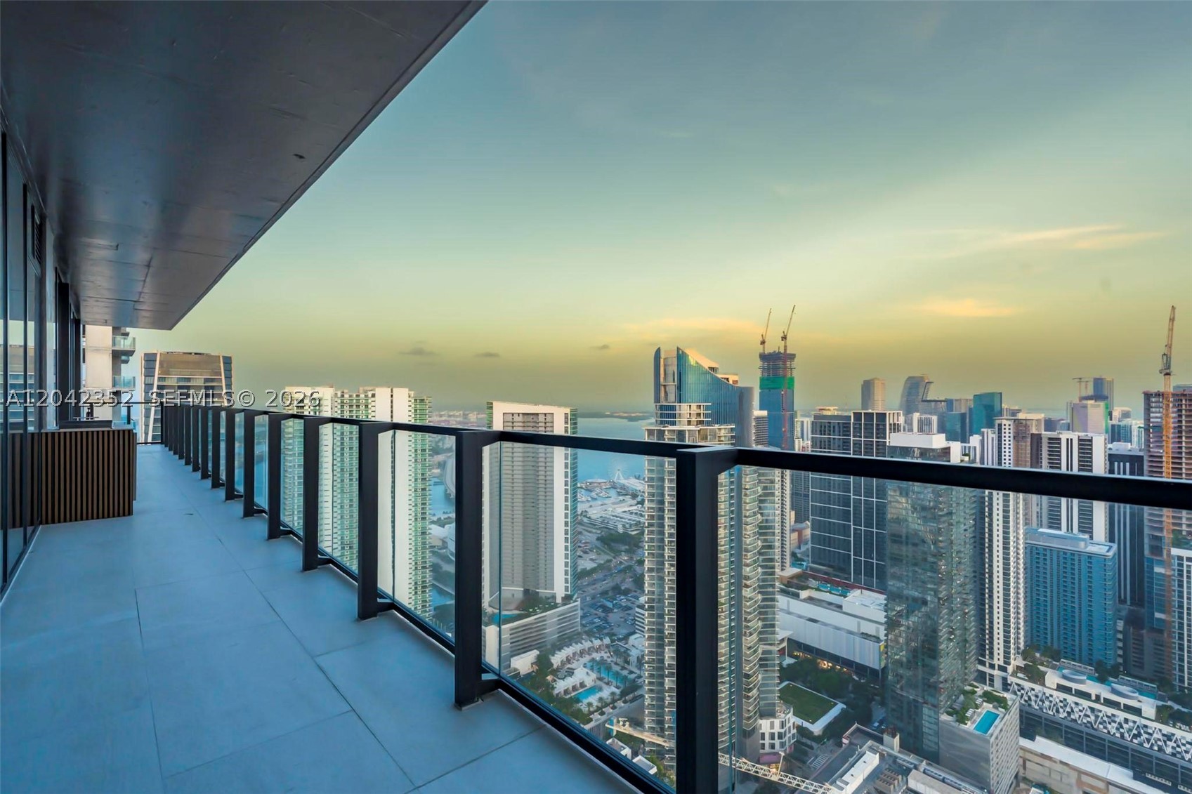 image E11EVEN Hotel & Residences4