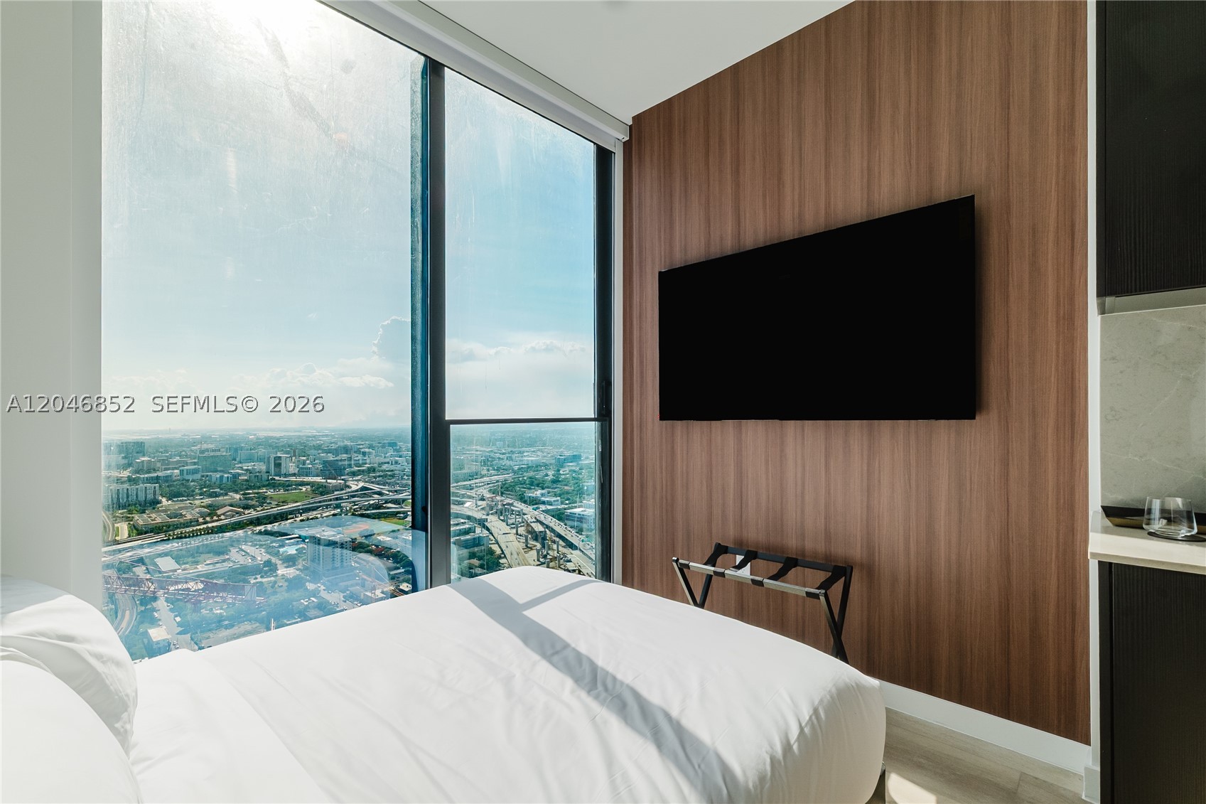image E11EVEN Hotel & Residences3