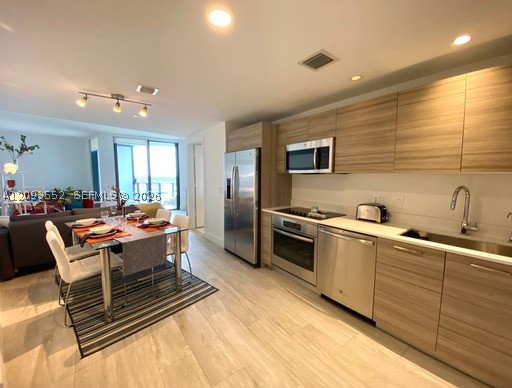121 NE 34th St #1714