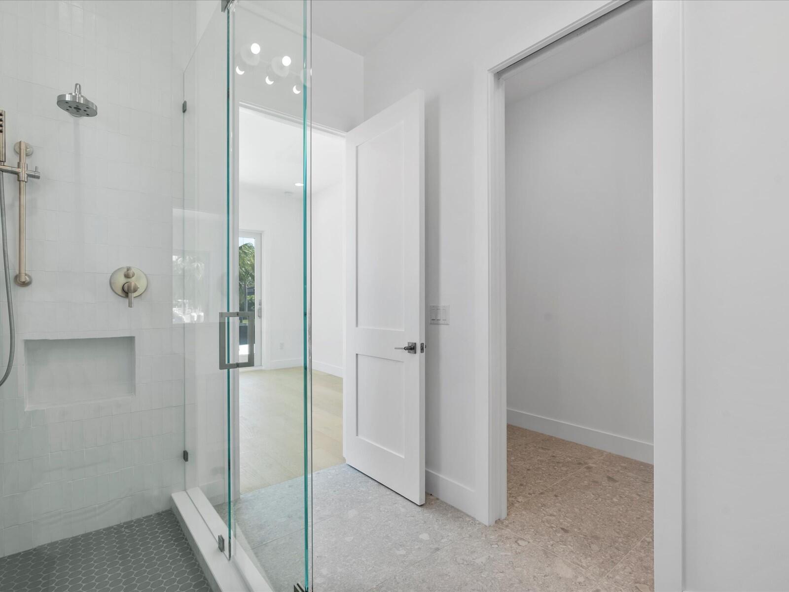 8 Leeward Cir Tequesta, FL 33469