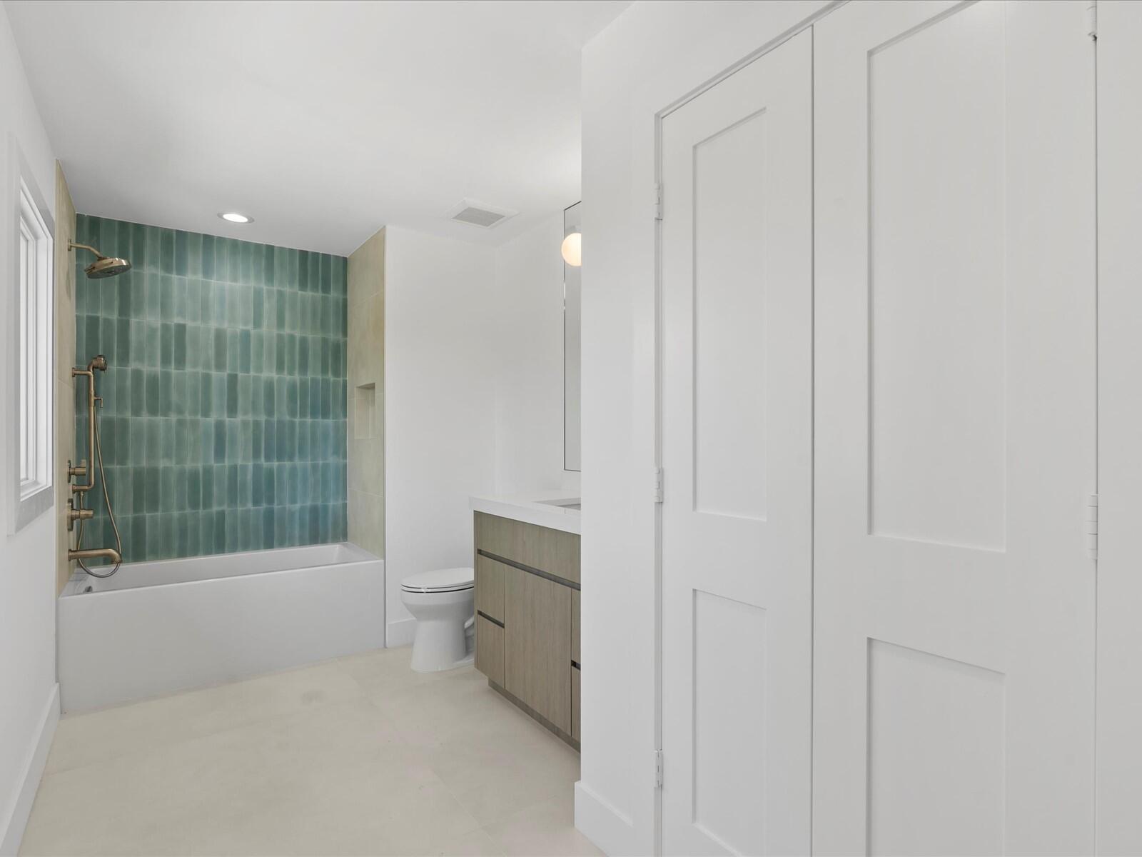 8 Leeward Cir Tequesta, FL 33469