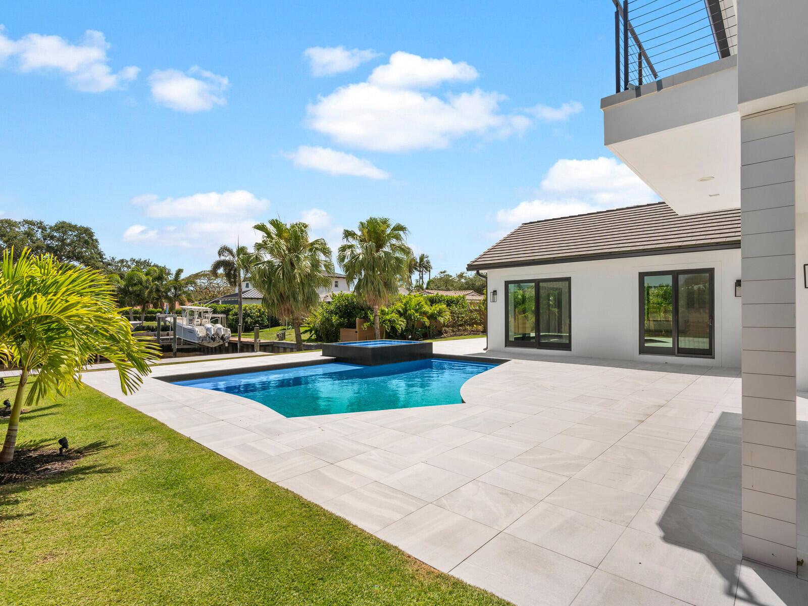 8 Leeward Cir Tequesta, FL 33469