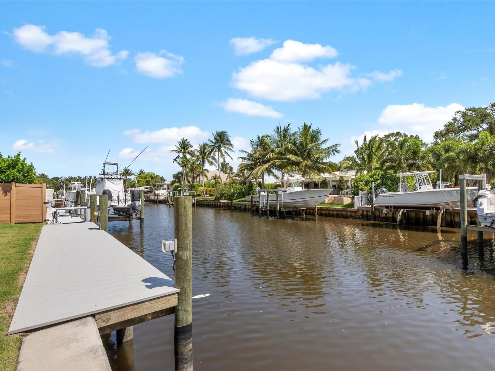 8 Leeward Cir Tequesta, FL 33469