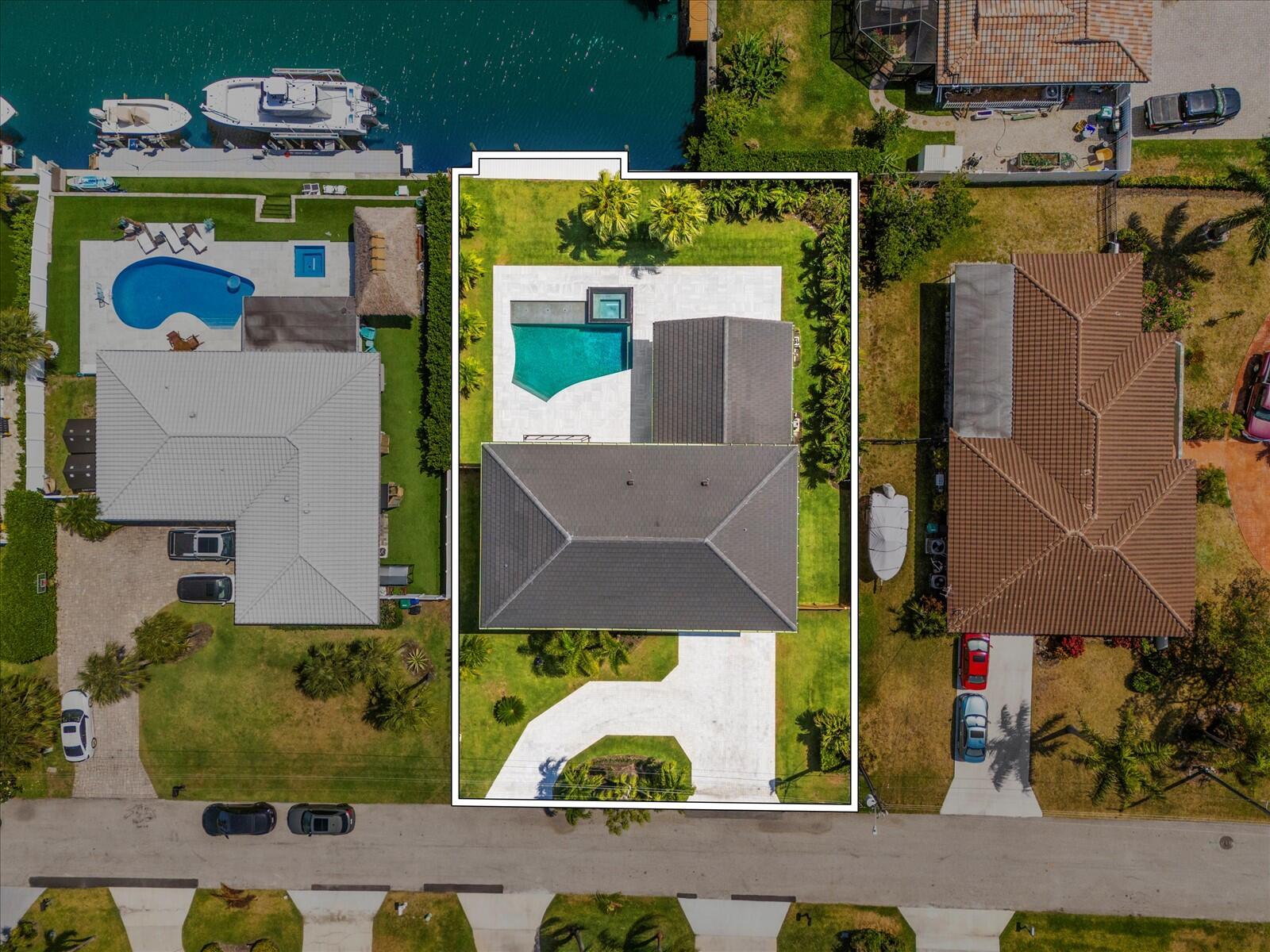 8 Leeward Cir Tequesta, FL 33469