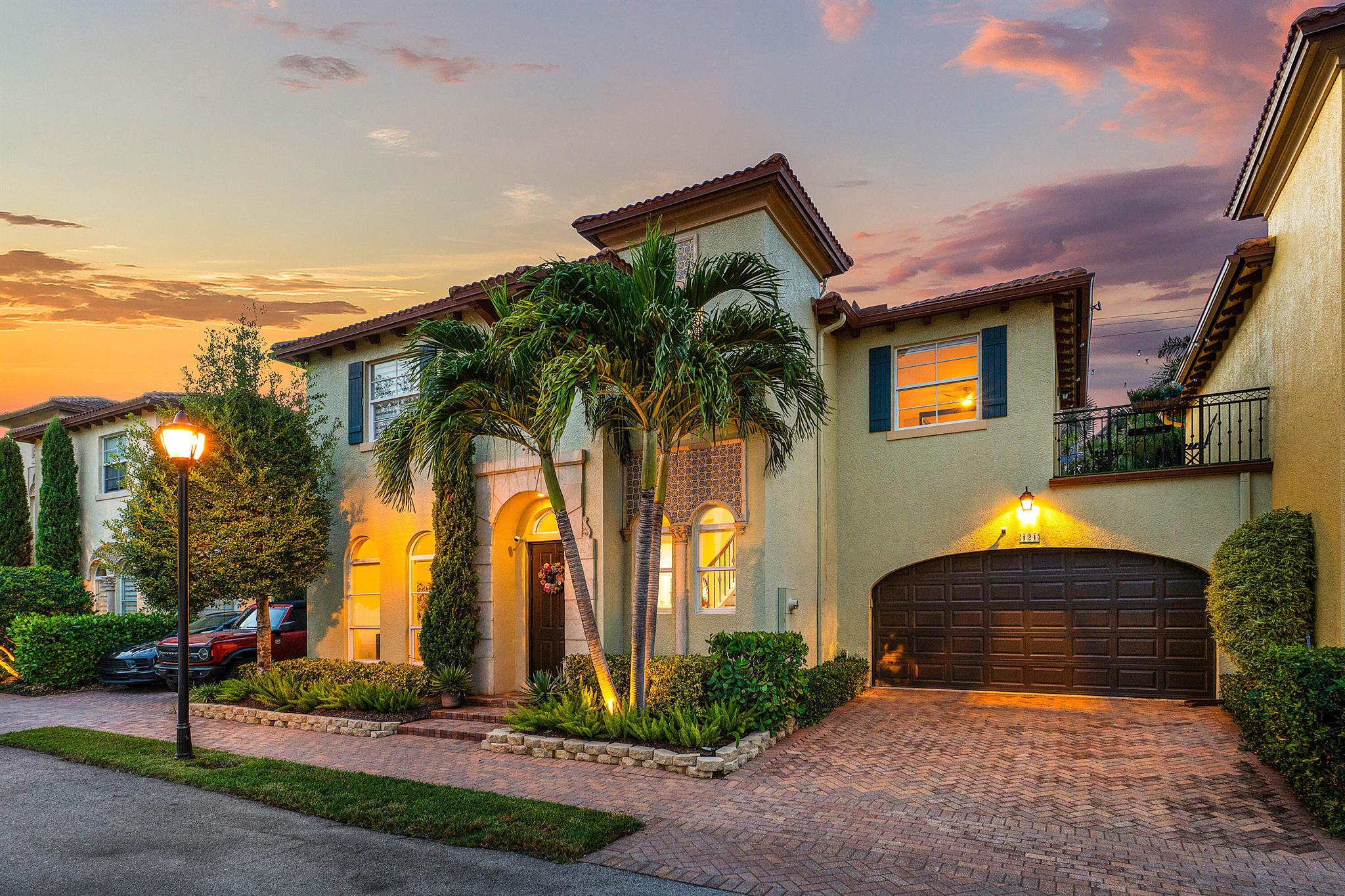 121 Via Poinciana Ln