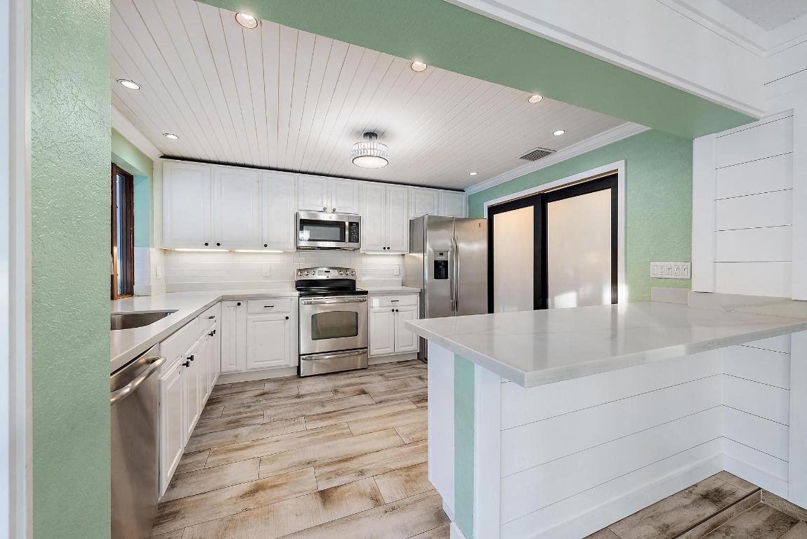 77 Holly Tequesta, FL 33469