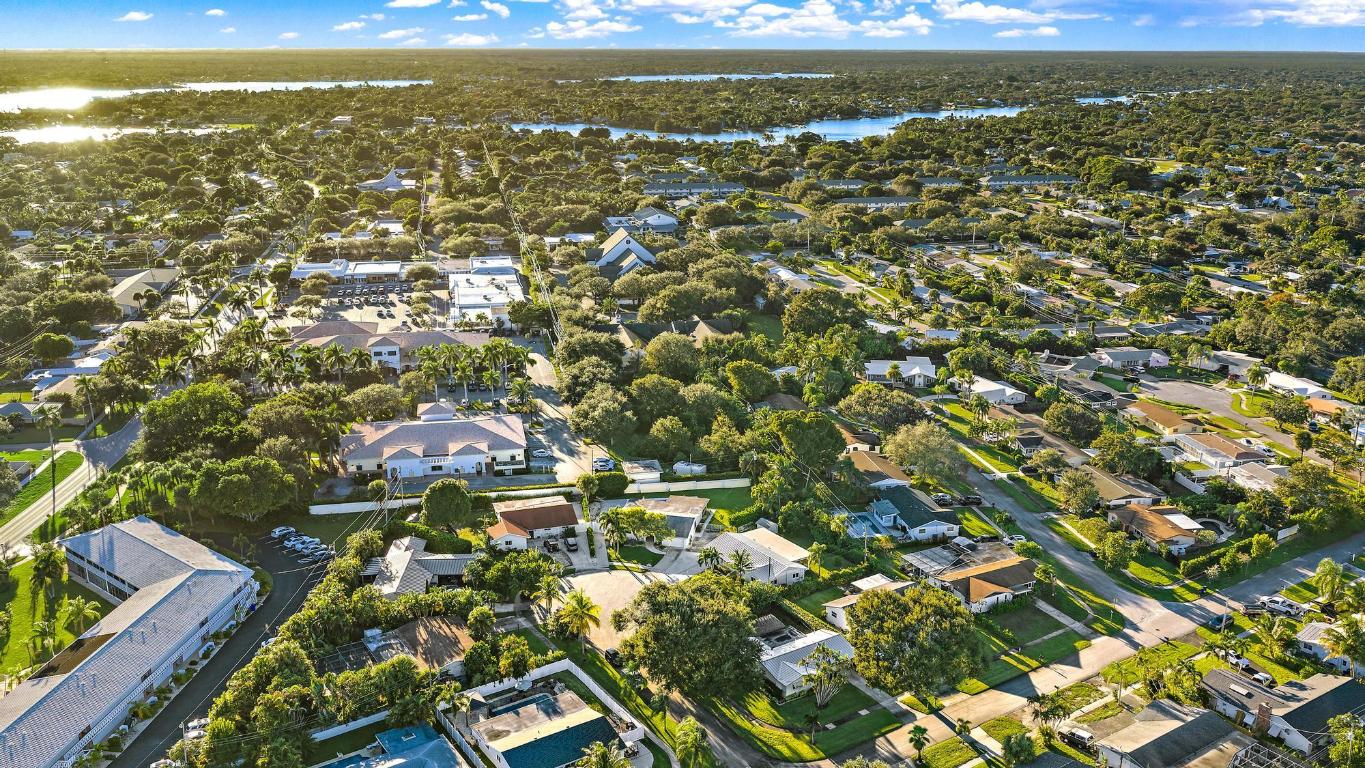 77 Holly Tequesta, FL 33469