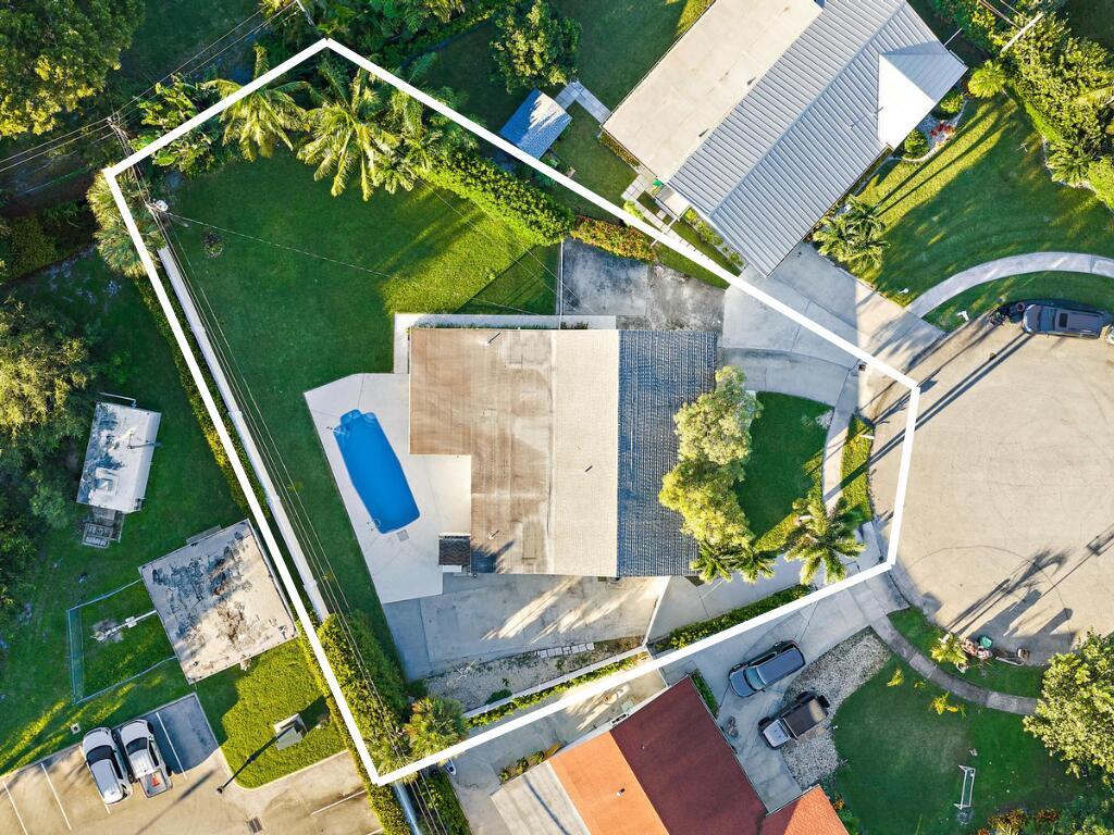 77 Holly Tequesta, FL 33469