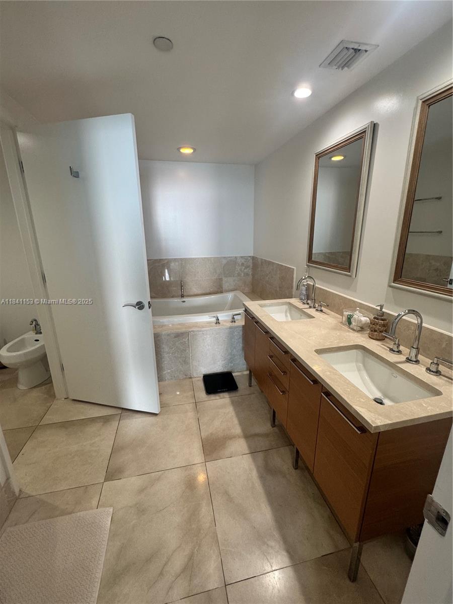 image Jade Beach Condo10