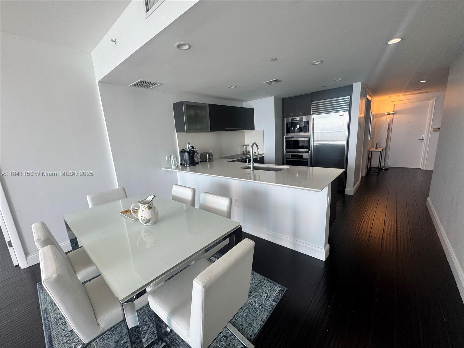 image Jade Beach Condo1