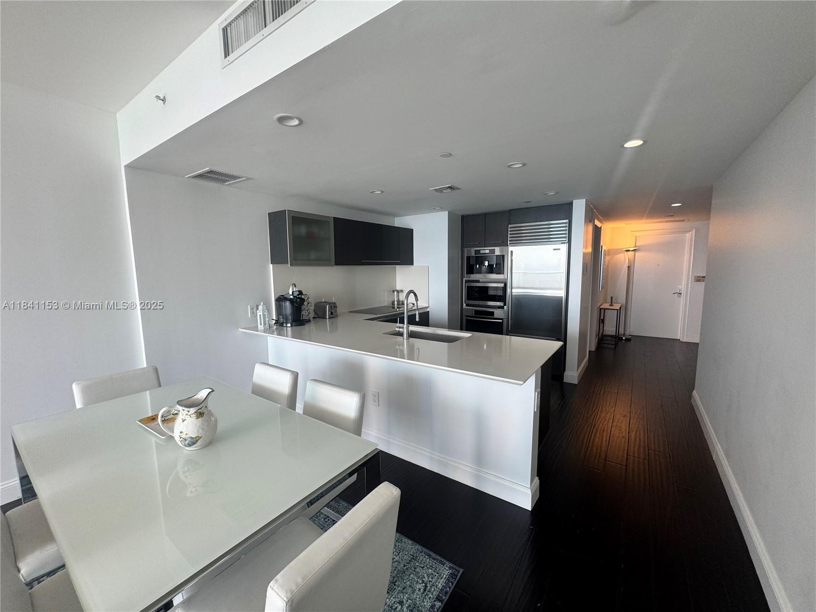image Jade Beach Condo2