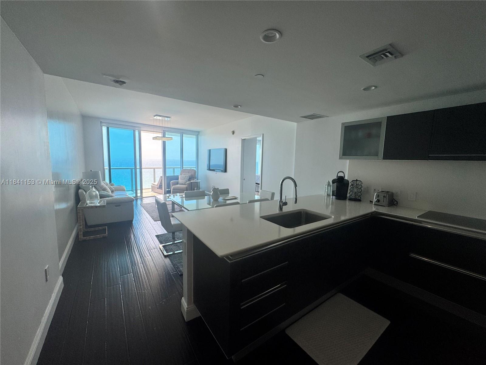 image Jade Beach Condo3