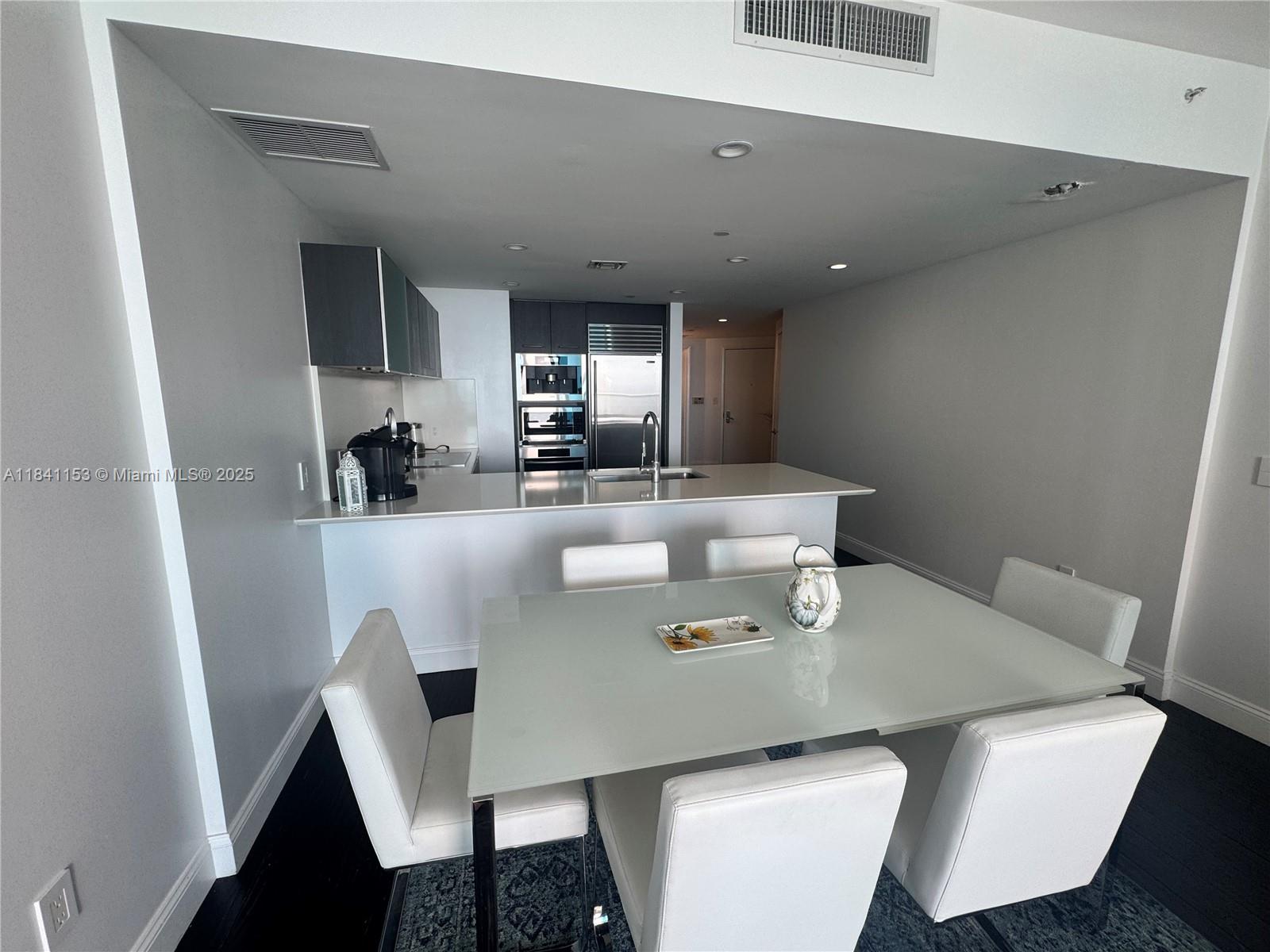image Jade Beach Condo7