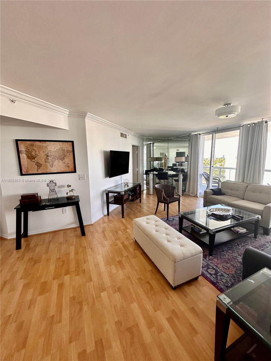 6301 Collins Ave #806