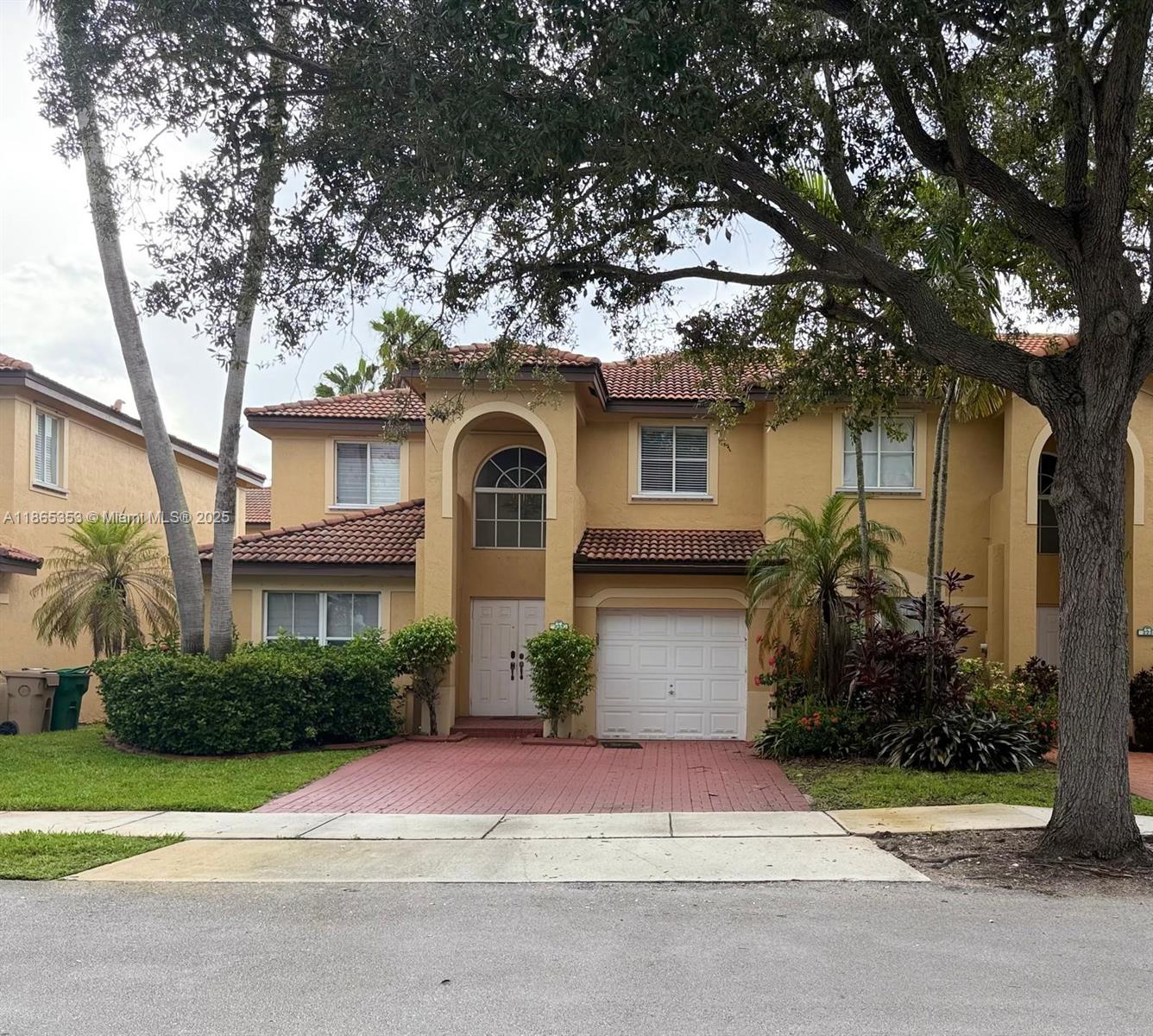 233 E Forest Oak Cir
