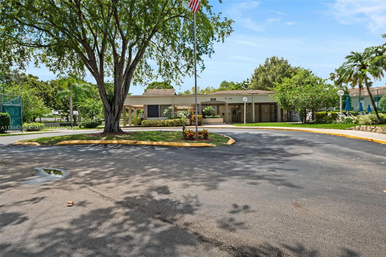 504 Gardens Dr #203,Pompano Beach, FL 33069