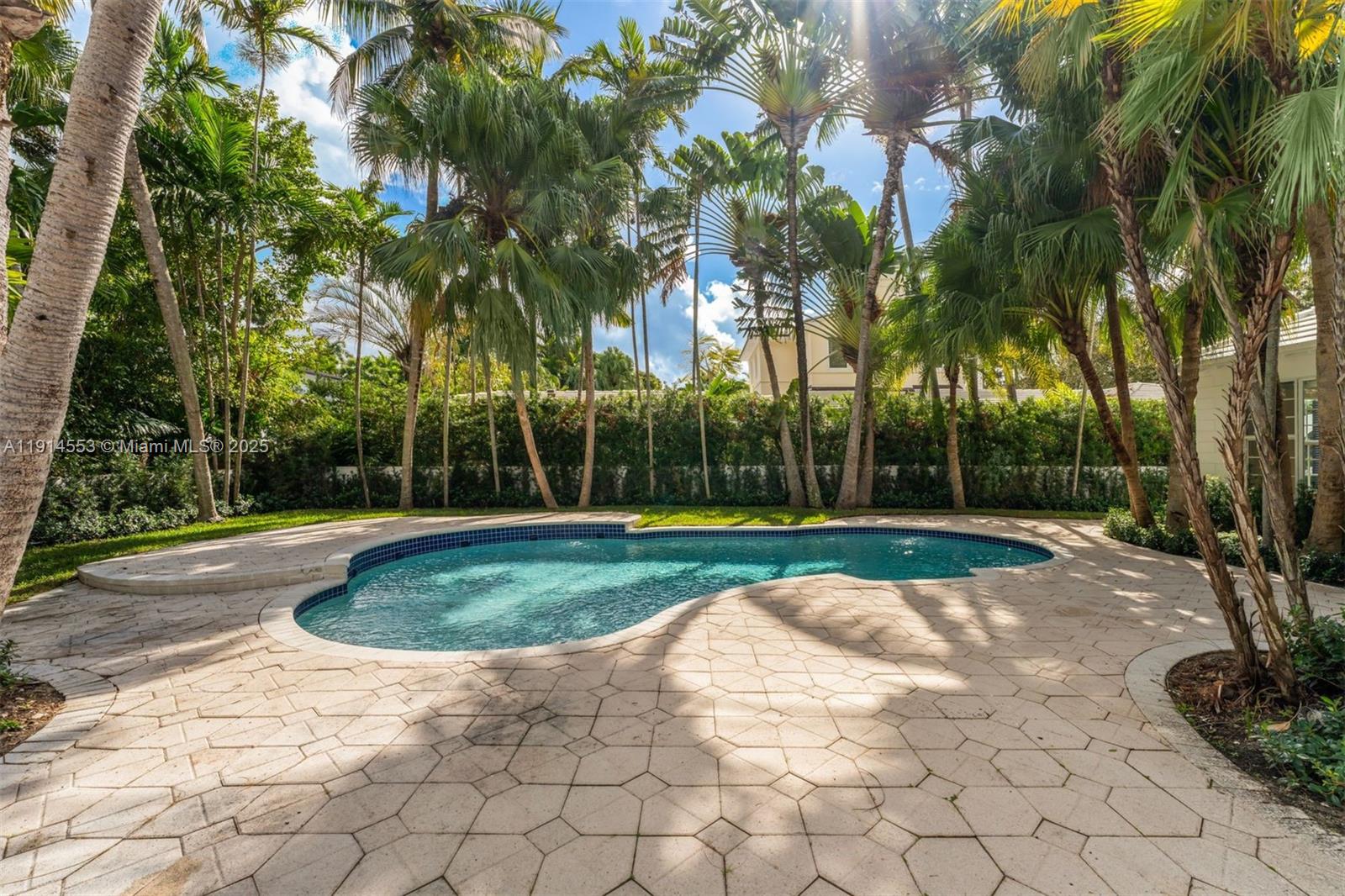 6675 Roxbury Ln Miami Beach, FL 33141