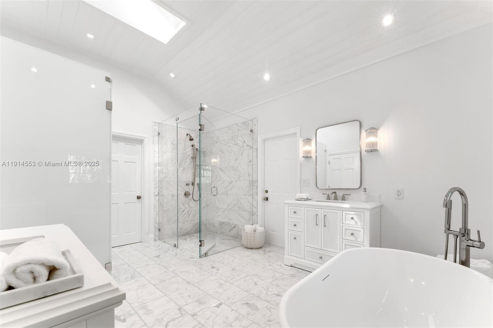 6675 Roxbury Ln Miami Beach, FL 33141