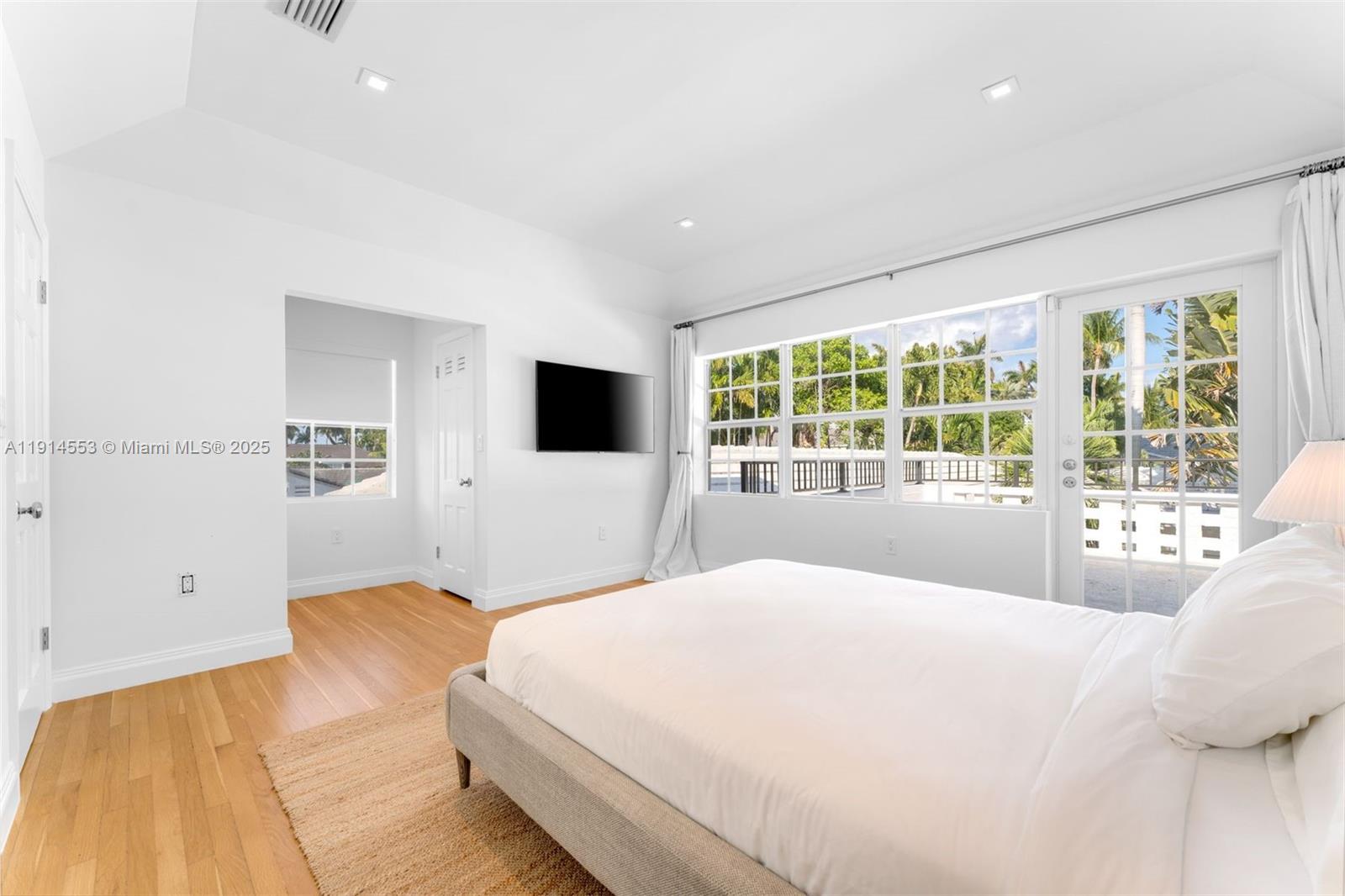 6675 Roxbury Ln Miami Beach, FL 33141