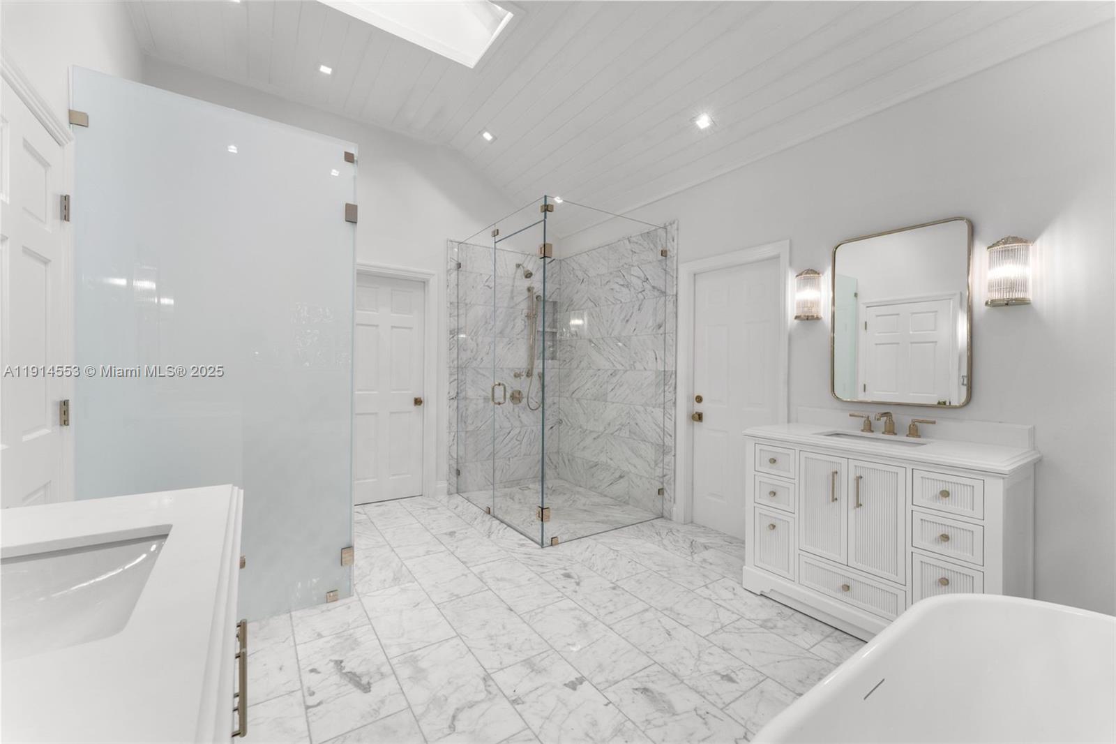 6675 Roxbury Ln Miami Beach, FL 33141