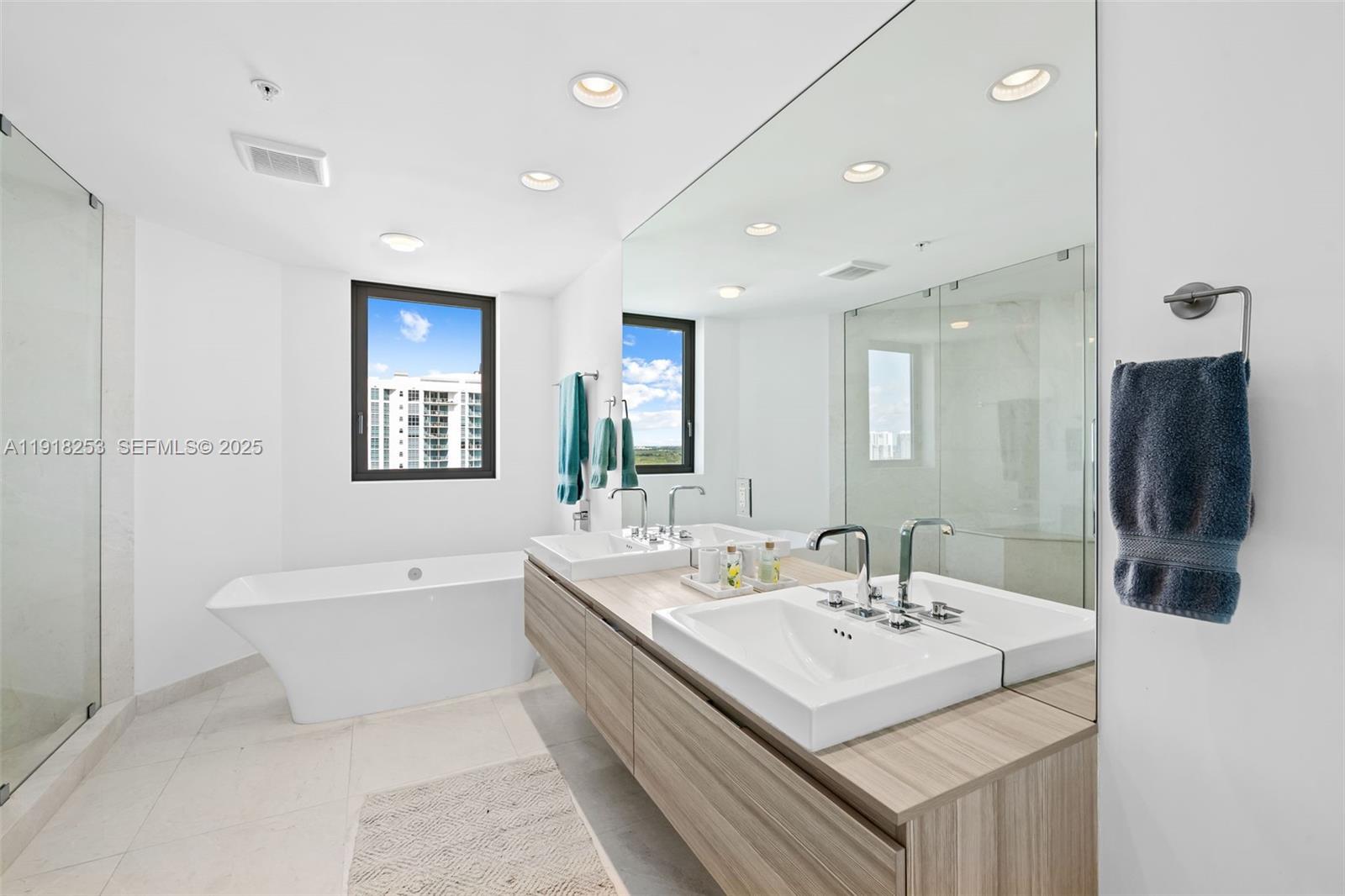 17111 Biscayne Blvd #2103 North Miami Beach, FL 33160