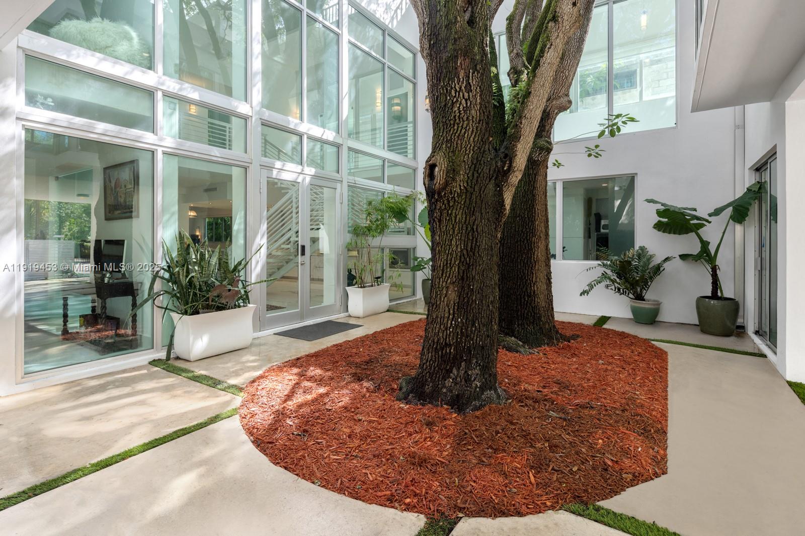 3861 Kumquat Ave Miami, FL 33133