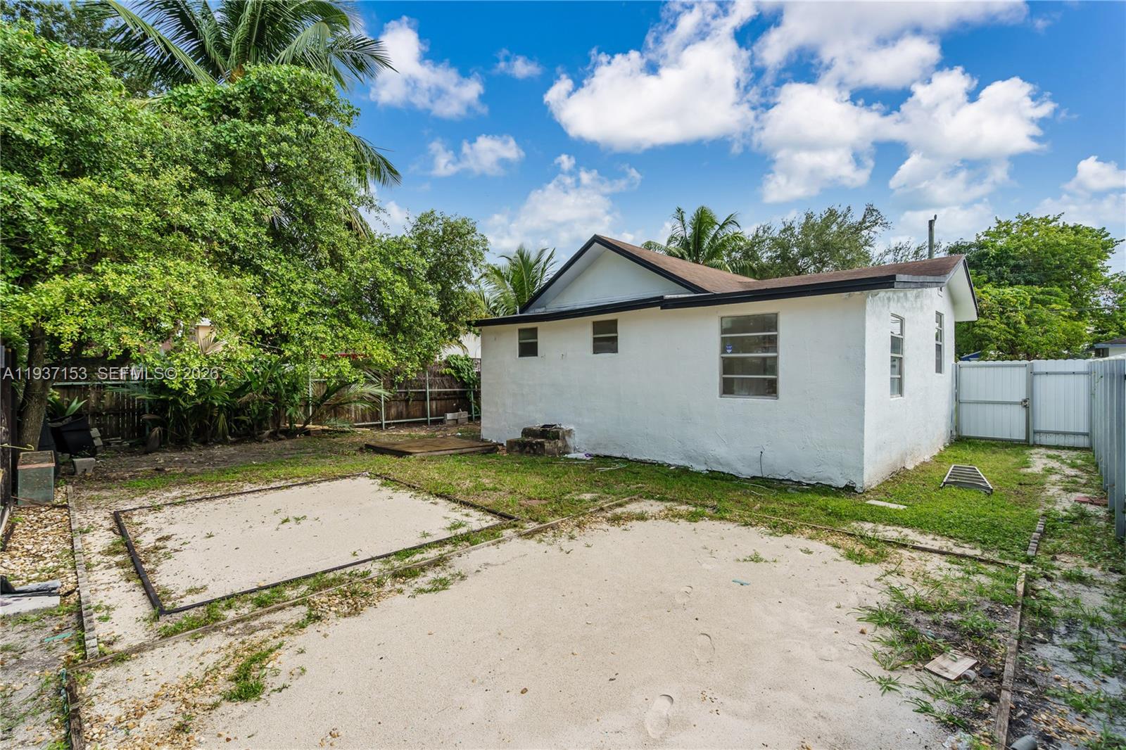 2443 NW 55th St Miami, FL 33142