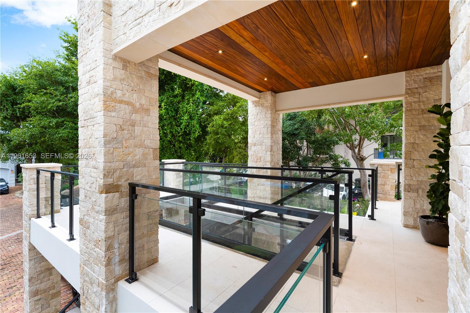 5860 Paradise Pt Dr Palmetto Bay, FL 33157