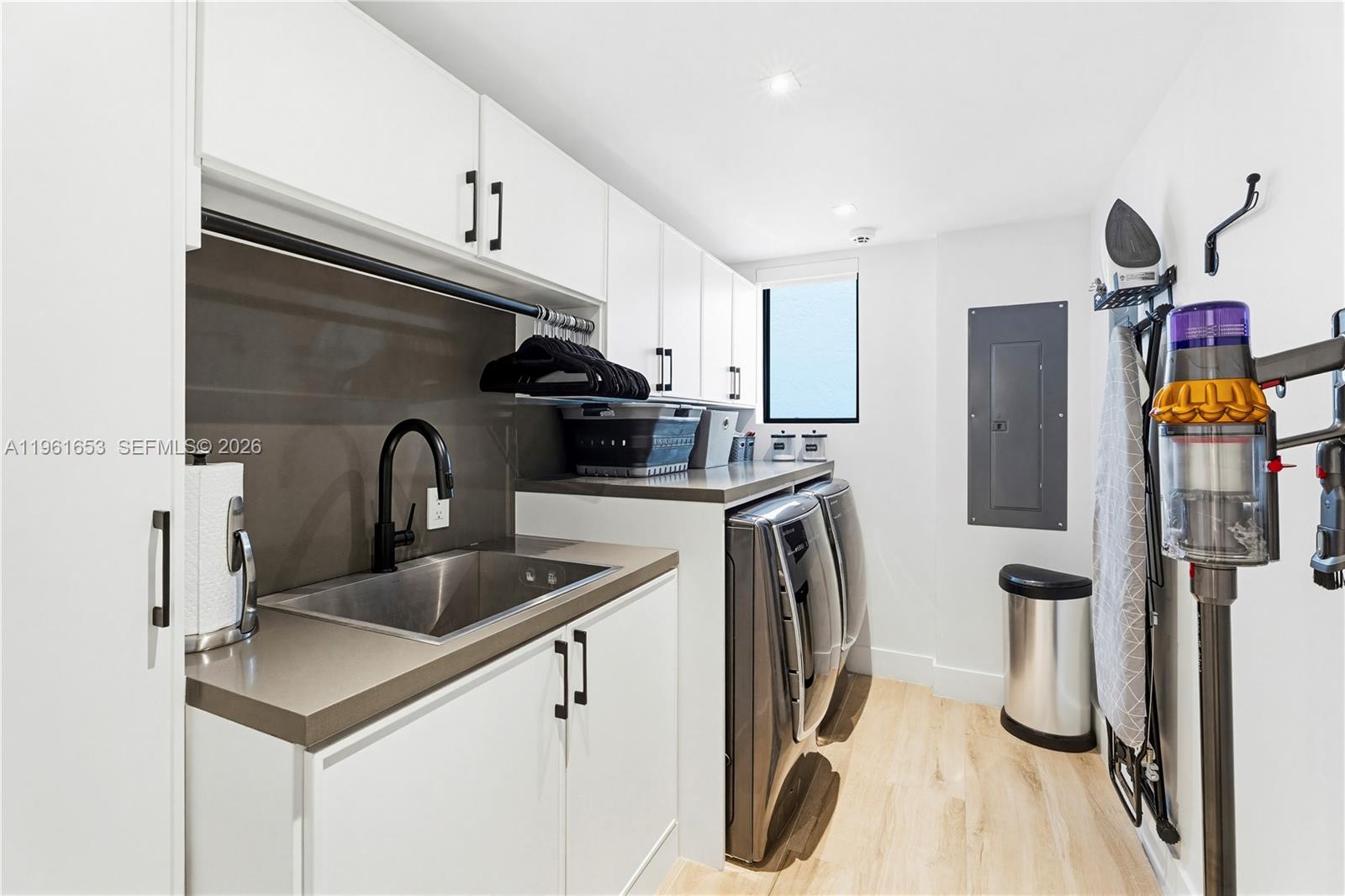 5860 Paradise Pt Dr Palmetto Bay, FL 33157