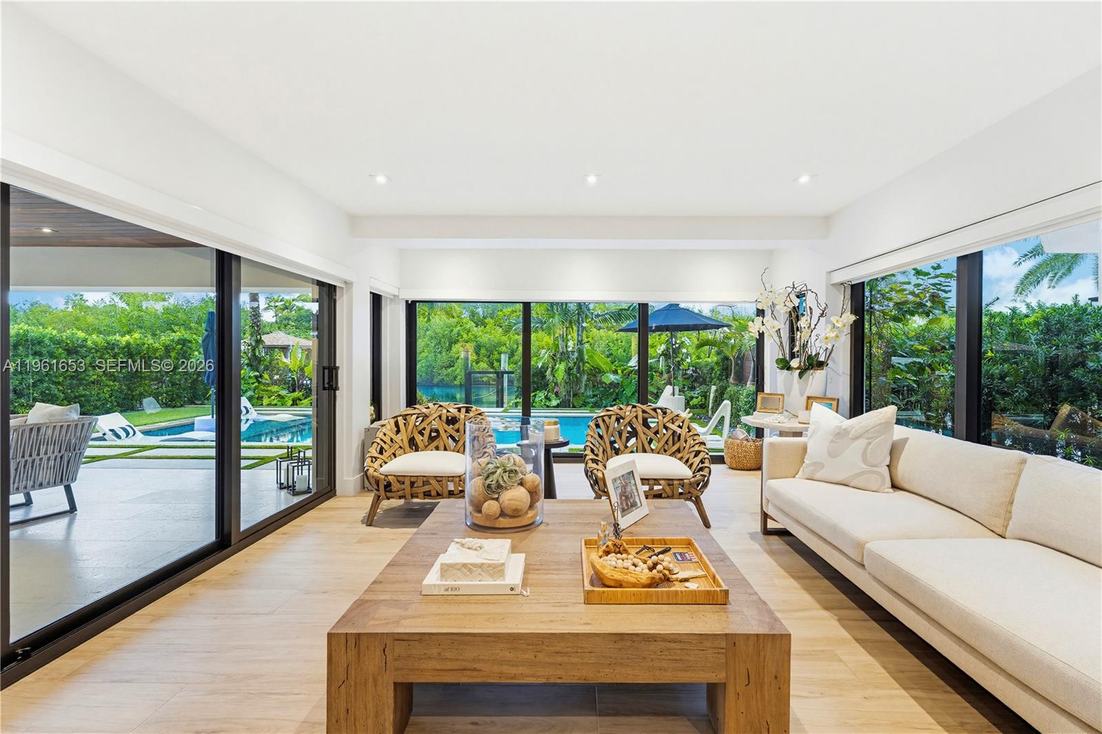 5860 Paradise Pt Dr Palmetto Bay, FL 33157